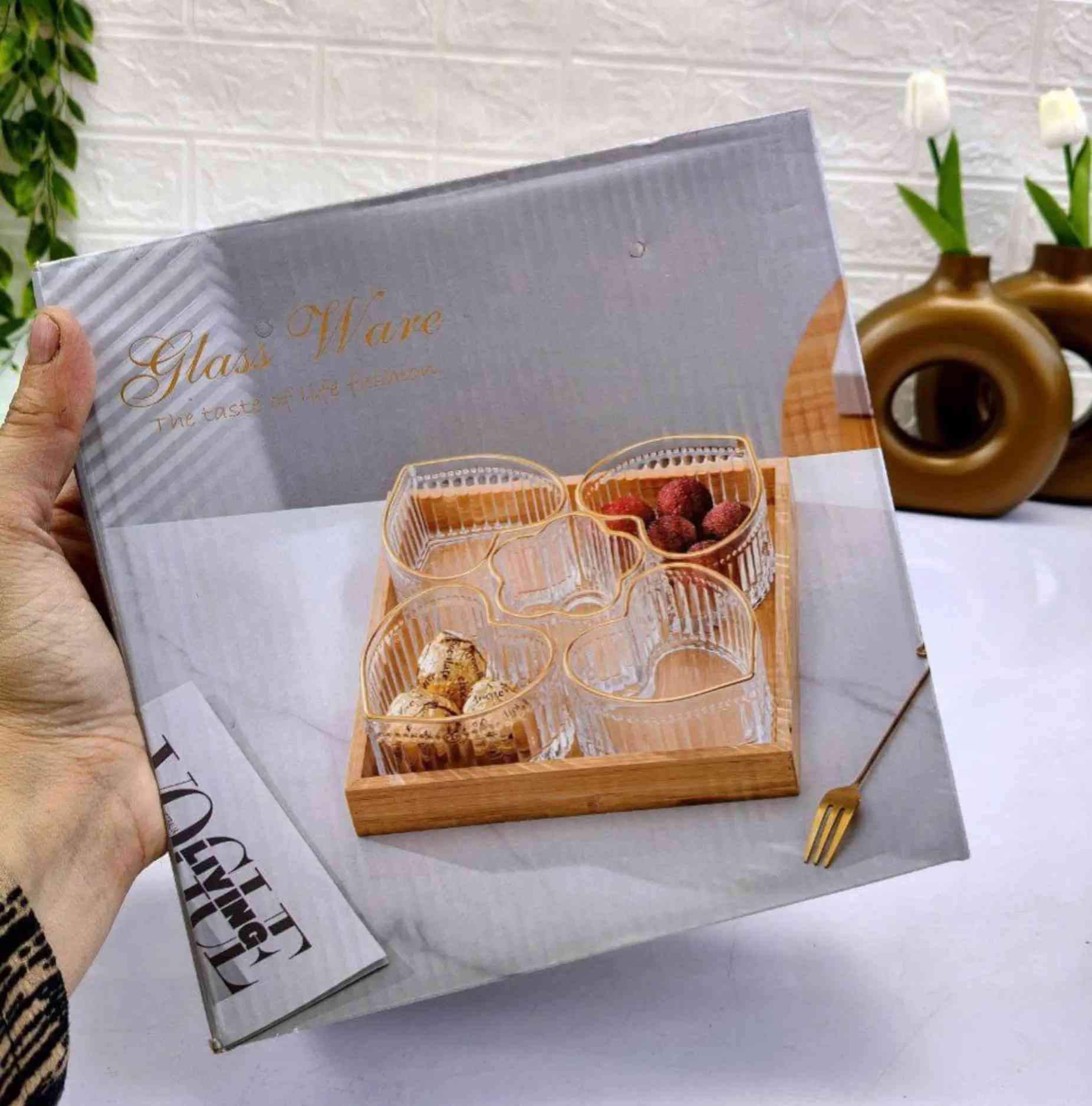طقم ضيافة ملكي (5 قطع زجاج + صينية خشب) ​تصميم يأخذ العقل، يبيّض وجهج قدام ضيوفج ويخلي تقديمج دائماً مميز 😍 ​المميزات: ✅ 5 كاسات زجاج فخمة: حجم مثالي للحلويات والمكسرات ✅ صينية خشبية دافئة: ترتيب راقي يسهّل التقديم ✅ كشخة وسحّارة: تزيد الصالون والسفرة جمال وذوق ​📞 للطلب: *********** 🚚 التوصيل: لجميع محافظات العراق 🇮🇶 ​#طقم_ضيافة #مقدمة_حلويات #مقدمة_مكسرات #صينية_خشب #توصيل_العراق
