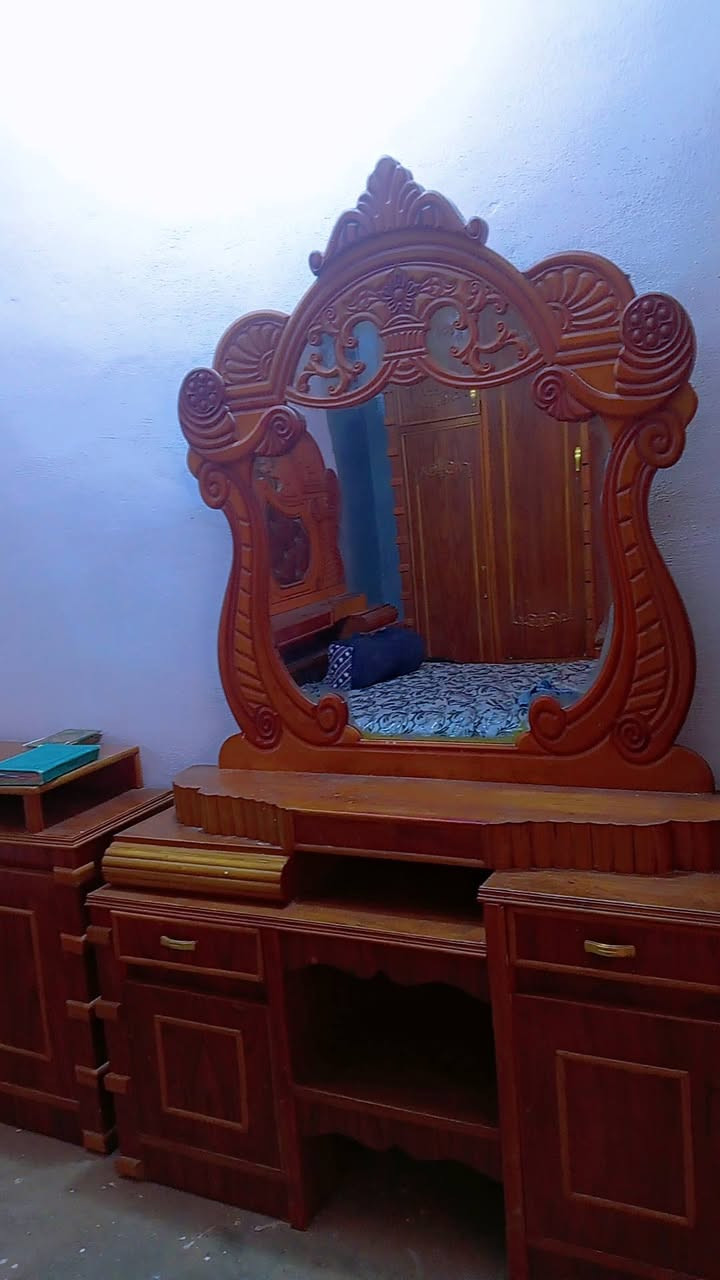سلام عليكم غرفه مستخدمه سنه وحده السعر ٤٠٠ ***********m
