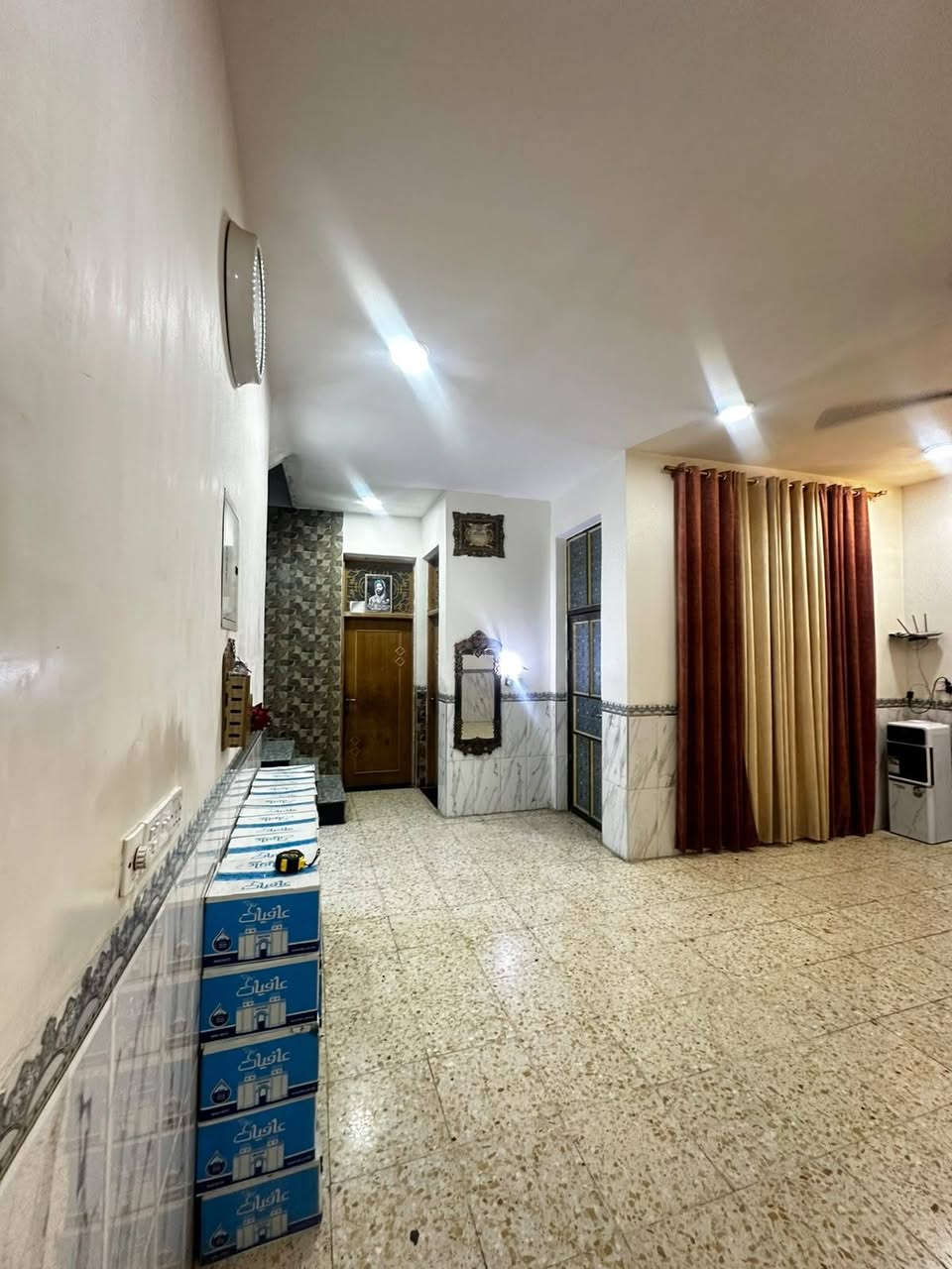 🏠 فرصة للبيع – بيت سكني مميز
📍 رقم القطعة: 8021
📐 المساحة: 200 متر
📍 الموقع: التاجيات / قرب النائبة زينب الحسيني

🛒 ميزة مهمة: يحتوي البيت على أسواق

▪️ يبعد 70 متر عن الشارع المؤدي إلى شارع النجف
▪️ الواجهة: 10 متر × نزال 20 متر

✨ تفاصيل البناء:
▪️ استقبال: 6 × 4
▪️ هول: 6 × 4.5
▪️ غرف نوم: 4 × 5
▪️ مطبخ حار + بارد
▪️ قياس المطبخ البارد: 4.10 × 3.5
▪️ مناور عدد 2

🏗️ المواصفات:
▪️ أرضية البيت كاشي درجة أولى

🚿 الخدمات:
▪️ مجمع صحيات داخلي
▪️ مجمع صحيات خارجي

🔴 البيت حر وغير مطلوب

📞 للاستفسار والاتصال:
***********
