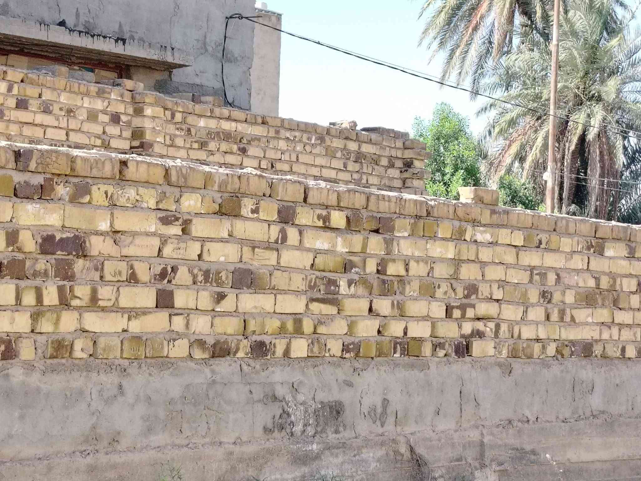 قطعه للبيع المساحه ١٠٠ م واجه ٥وانزل ٢٠م بتلو سند ٢٥ بسمي العنوان كربلاء طوريج الهنديه قرب الشارع الحولي مقابل حي العسكري الاستفسار *********** *********** مع كافة الخدمات موجوده اتريد تحويل اسهم تريد قرار محكمه خابرني واني بالخدمه
