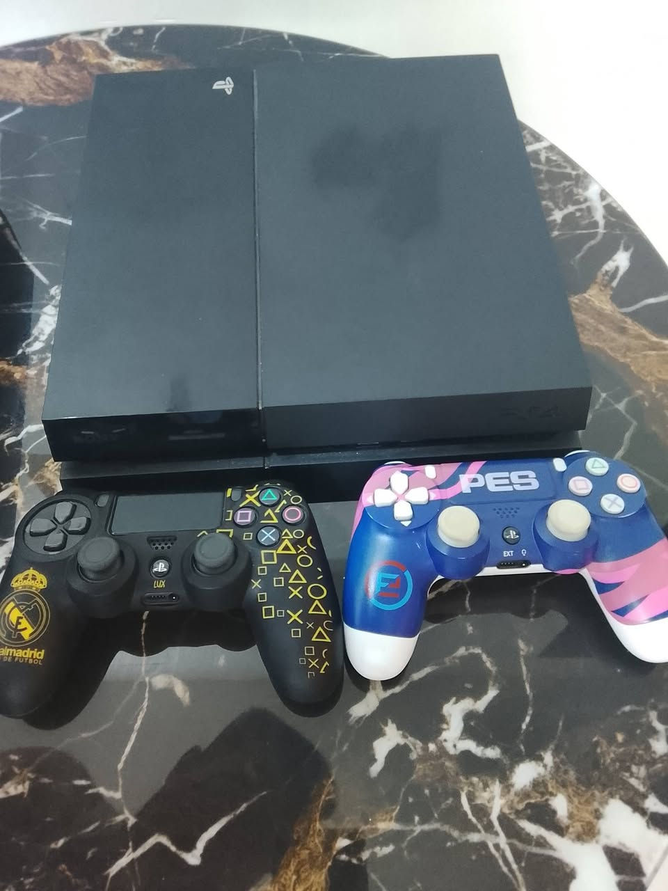 السلام عليكم
بلي 4 مهكر مع كامل الملحقات +جوستك عدد 2 
+ يو بي اس+ 5 العاب
GTA v5
 God of War
Call of Duty جزئين
FIFA26
السعر 300 الف 
للتواصل واتساب ***********
