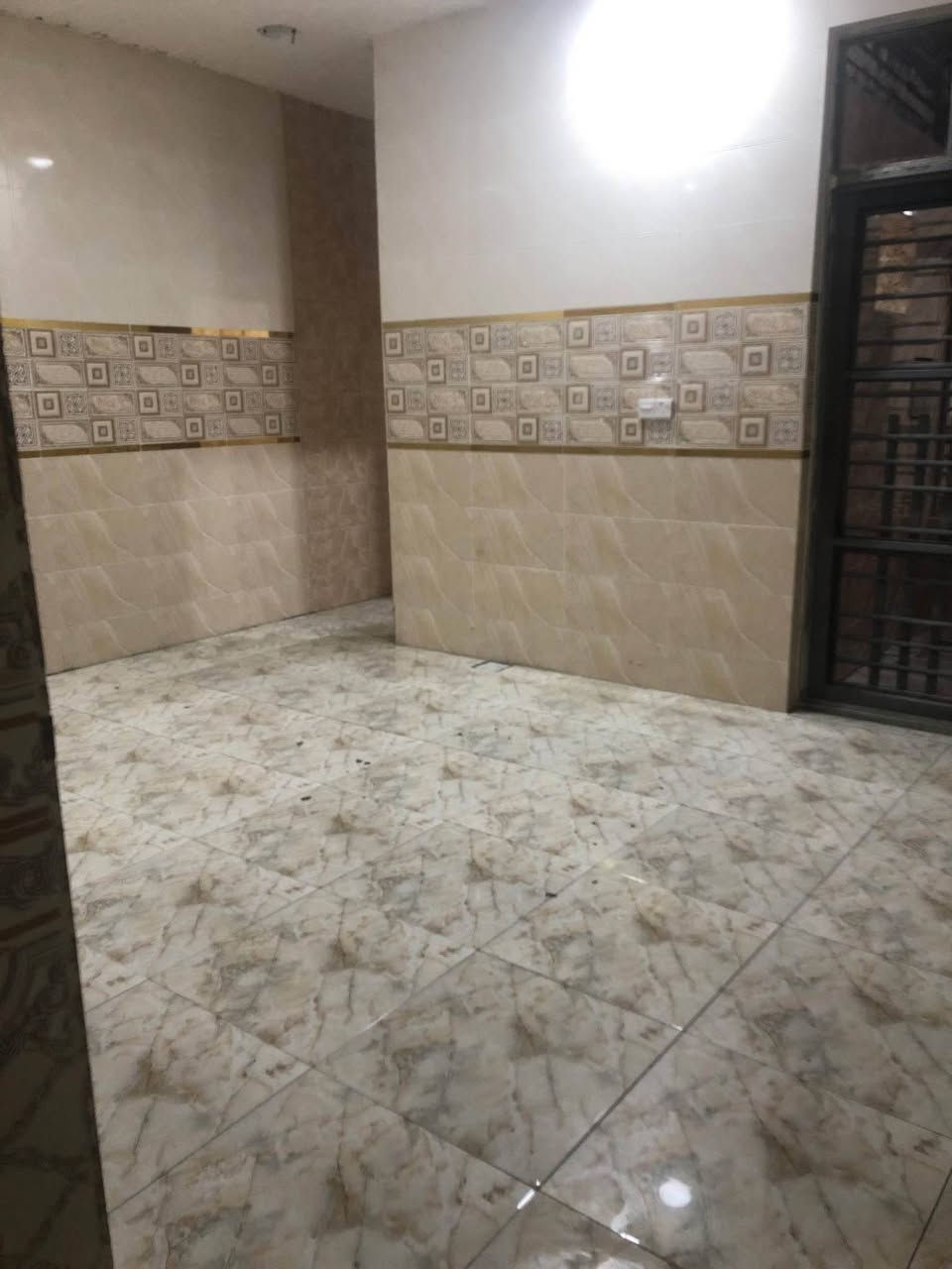 بيت بالمشتل شارع الجامع  بدايه الشارع 
مساحه١٦٥متر نزال٢٧ونص واجهه٦متر
بناء حديث مسلح سنه٢٠٢٣
خمس غرف نوم حديقه وكراج  ثلث طوابق ثلاث حمامات
 سعر متر ب٣و٢٥٠وبي مجال
رقمي بي واتساب  لباقي التفاصيل راسلوني 
*********** بغداد, العراق
