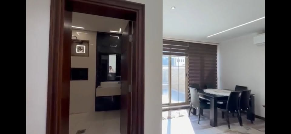 شقه مؤثثه طابق ثاني vip في منطقة العرصات مكان هاديء وراقي والاثاث نظيف جداً مكونه من  صاله كبيره مع غرفة نوم واسعه ومطبخ واسع وبلكونه كبيره صحيات عدد 2و 3 سبلت انفيرتر 
للتواصل الاتصال بالرقم *********** ( بدون اجور مكتب )

