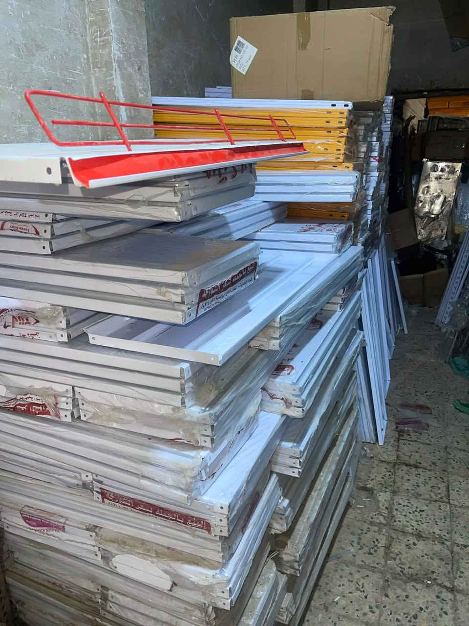 سلاام عليكم متوفر رفوف جدارية او وسطي جديد او مستعمل اسعار مناسبة عنوان مدينة صدر قطاع 24سوق مريدي انتصل تدلل***********حمودي☎️📞
