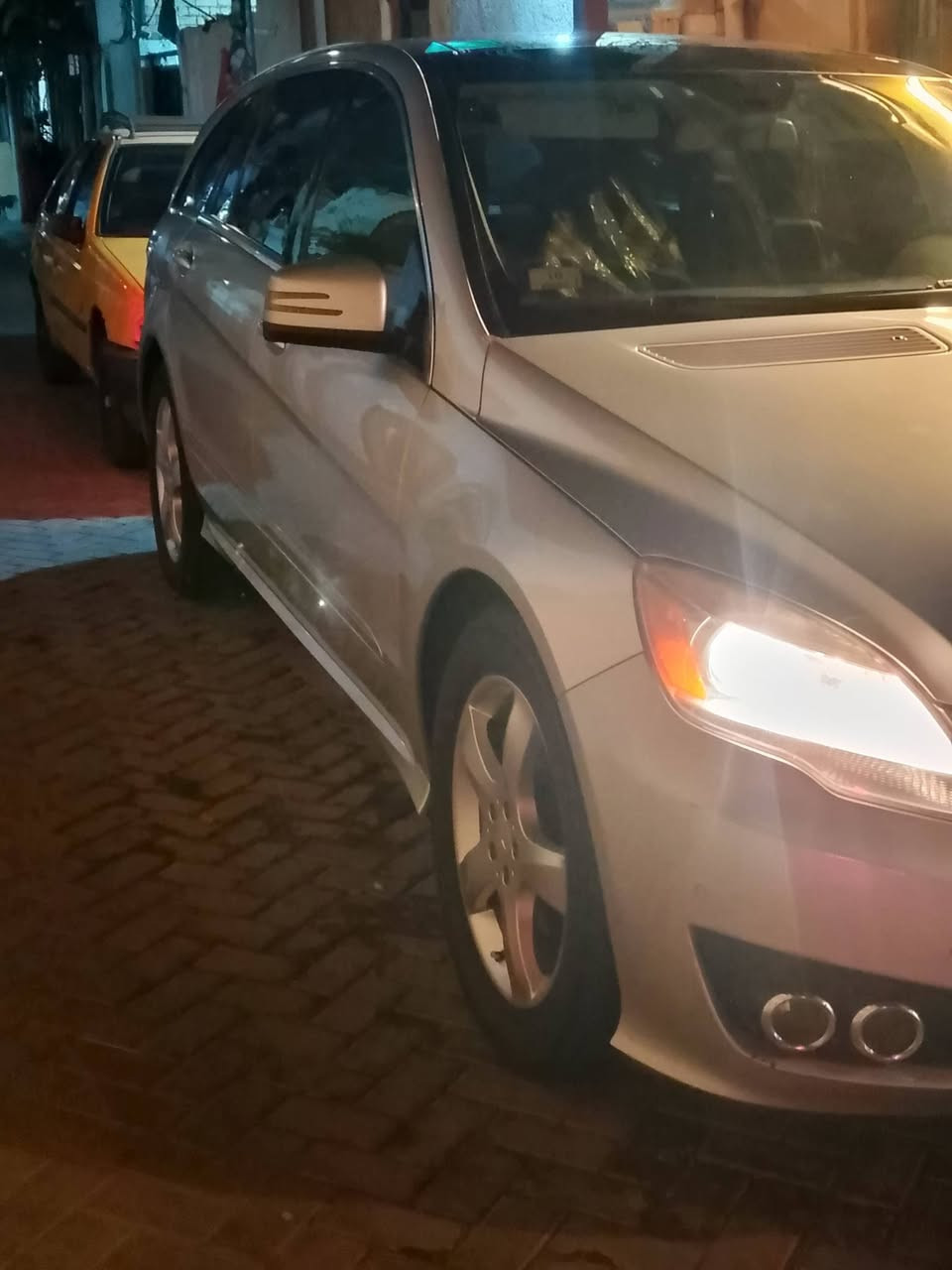 مارسدس موديل 2013 R350
جديد بدون كص كفاله من كلشي 
فور ويل 
7راكب جديد 

بيع فقط 

العنوان بغداد مدينة صدر 
***********
