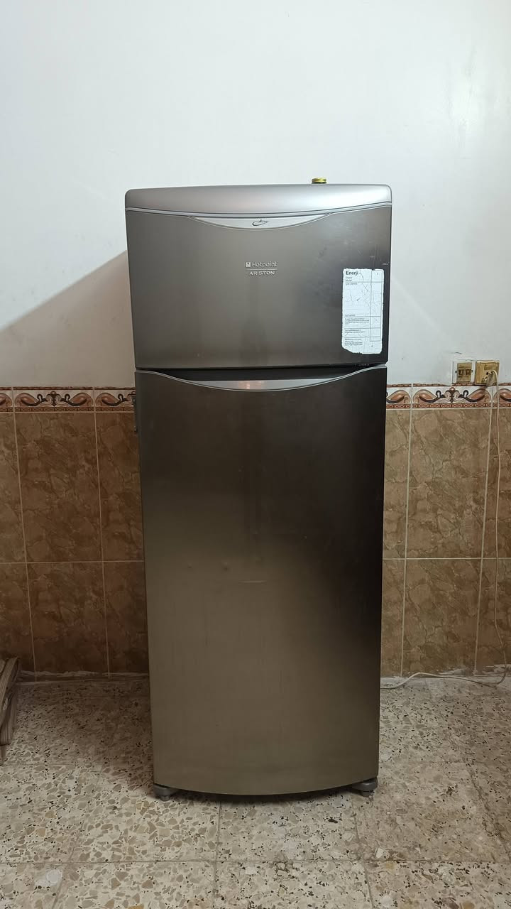 ثلاجه حجم البيع نضيفه مابيه ايشي ماصاله هواي من اخضتها بعدهي بجيسها نضيفه كلش وتجميده فول البيع سعره 250 وبيه مجال مكان بغداد رقم ***********
