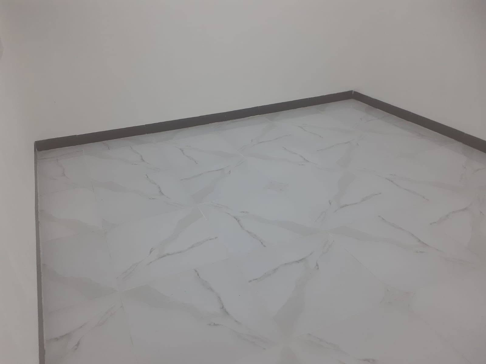 دار للبيع بالنداء شارع قنبر بضهر التجارية شغل هندسي درجة اوله مساحة البيت 100متر طابق واحد سعر 73 مع المجال رقم الهاتف واتساب ***********
