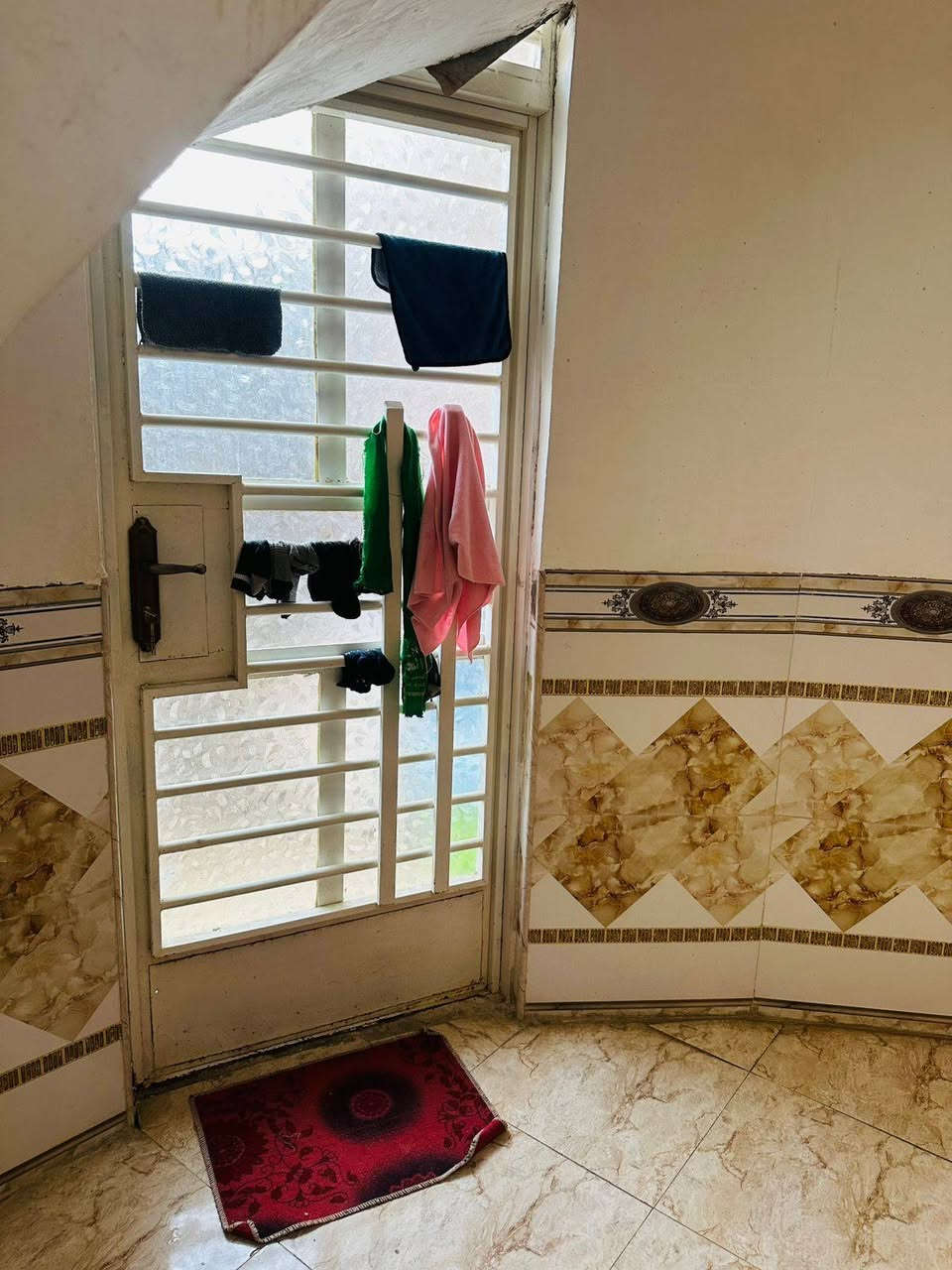 بيت للبيع مساحه ٢٠٠ نهاوند شارع عشرين طابقين لاستفسار تصل ***********
