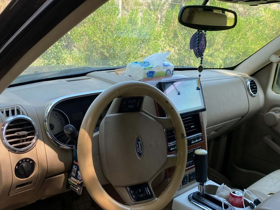 سلام عليكم
للبيع فقط 
فورد اكسبلور ٢٠٠٧ خليجي 
السيارة بدون حادث فقط شبر بلصندوق بارد ورصعتين 
السيارة نقصها حدادية فقط
تخم تاير جديد 
مكينة جديدة 
تحكم ستيرين جهتين 
حساس خلفي
شاشة اندرويد 
داش كام امامي خلفي 
كشنات جلد 
٥ راكب 
تحكم كشنات كهرباء
تدفئة كشنات 
السعر ٨٥ وبيها مجال 
***********
العنوان بغداد
