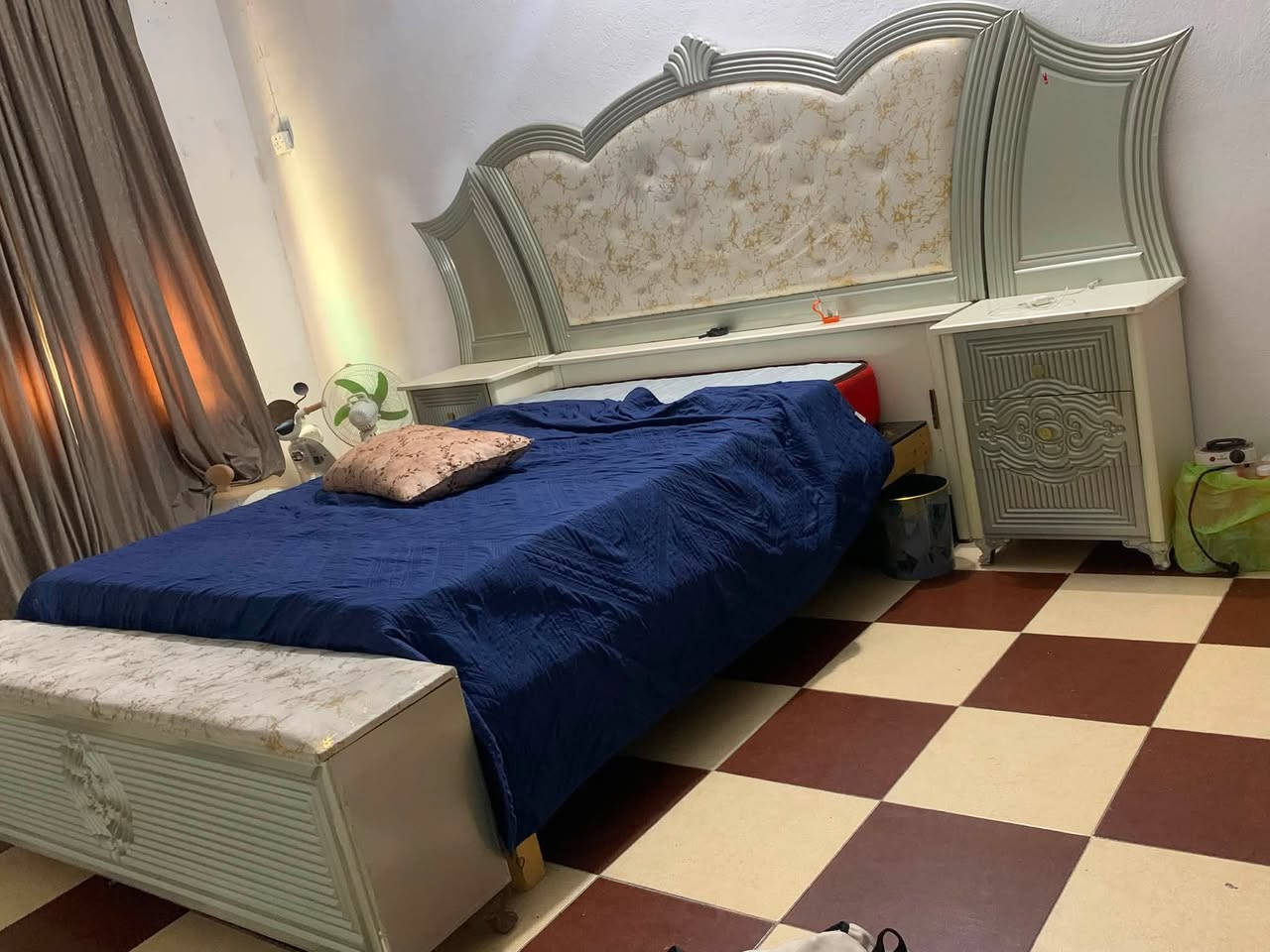 السلام عليكم غرفة صاج شغل عراقي حديث جديده كلش ماخذه قبل ٤اشهر ب١٨٠٠ورايد ابيعه شيل لغير محافضة رايده ب١٢٠٠وبيه مجال لشراي مكاني كوت حي الجهاد ***********
