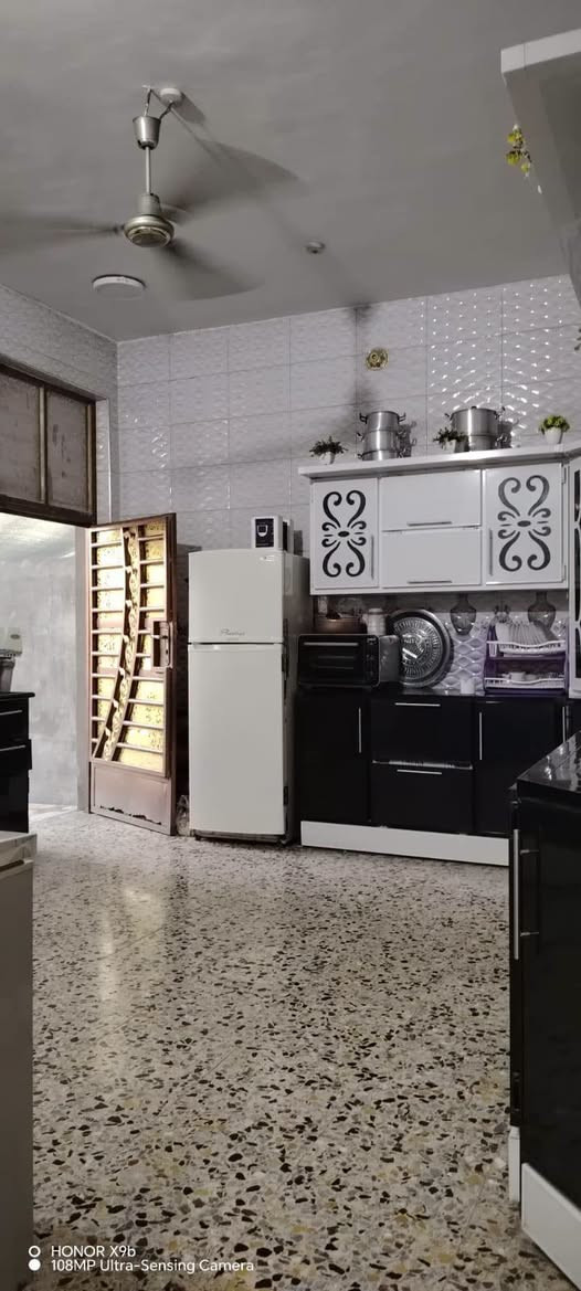 🏡 السلام عليكم ورحمة الله وبركاته

🌟 دار للبيع – فرصة مميزة بموقع ممتاز في بابل / المدحتية 🌟

📍 العنوان:
بابل – المدحتية – شارع علي قماره خلف حسينية الشهداء

✅ نوع السند: طابو زراعي (سند 25).
✅ الدار باسم المالك شخصياً. سند
✅ تحويل الملكية إلى اسم المشتري في اليوم التالي بعد الشراء.

📐 المساحة: ٢٠٠ متر مربع.
📏 الواجهة: ١٠ متر.
📏 النزال: ٢٠ متر.

🏗 مواصفات البناء:

- بناء حديث بدرجة أولى.
- طابوق مع سقف صب كونكريت.
- تنفيذ وإشراف مهندس مدني.

🏠 تفاصيل الدار: طابقين
    الطابق الأول 
- غرفتان، نوم ٢
- استقبال.
- صالة.
- مطبخ
- ممر خلفي وجانبي
- طارمة 
  حديقه
- صحيات داخلية وخارجية.

🚰 الطابق الثاني
    عدد الغرف ٢
    صاله 
    خدمات كامله من
- ماء وكهرباء متوفرة.
- شارع فرعي بعرض 7 أمتار.
- أرضية البيت كاشي درجه اولى
📅 سنة البناء: حديث

💰 السعر: ١١٥ مليون دينار عراقي قابل للتفاوض.
  بناء وتصاميم تركي من اجود أنواع المواد 
📞 للاستفسار والمعاينة:
مكتب دلالية وائل الهندي
📍 شارع 60 – قرب سلوان أبو الكاشي – مقابل أسواق أبو العبد.

📱 وائل الهندي: ***********
📱 أبو علي: ***********
