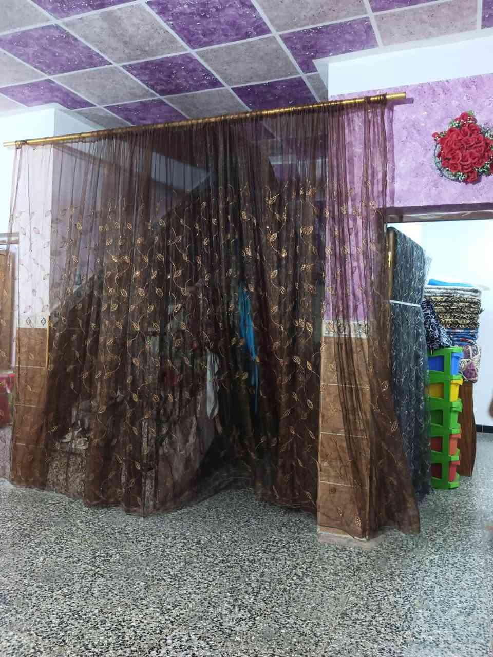 السلام عليكم 
الدار للبيع 
المساحه 300 متر 
📍الموقع حي الشهداء مقابيل جامع الشمري 
طابقين الاول متكون من غرفتين نوم وصاله واستقبال وهول ومطبخ وحمام 
الثاني غرفتين وصاله وحمام 
السعر 210 وبي مجال 
الرقم  ‭ ***********‬

