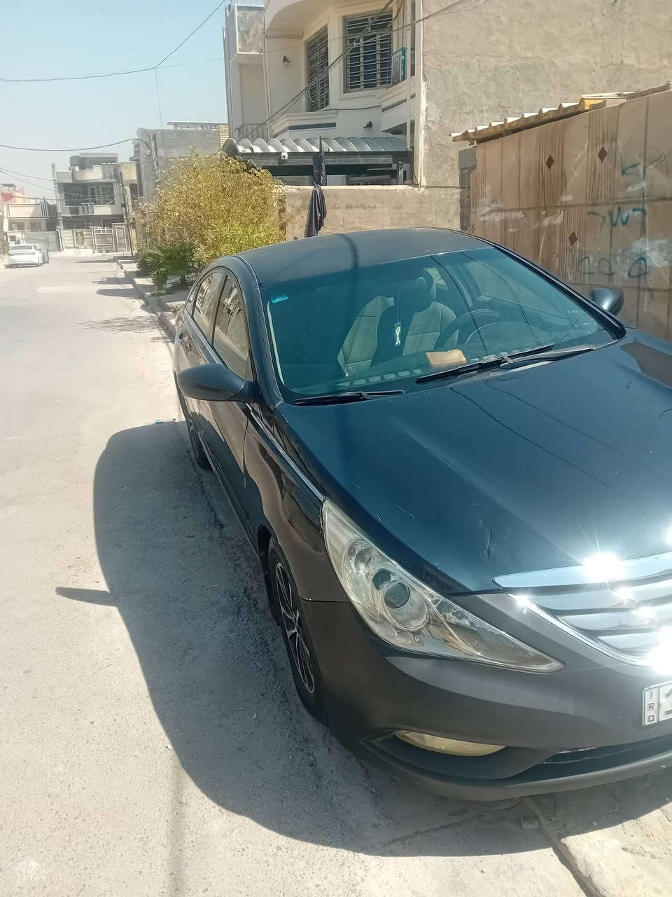 السلام عليكم.  سوناتا أمريكي  موديل ٢٠١٢ بدون حادث بيها جراد كلير . لون ازرق غامق . سنوية نافذة الى سنة ٢٠٣٠ بغداد/ المحمودية.  متواجد على الفيس او اتصال وتساب . ***********.السعر ٨٠ ورقة .
