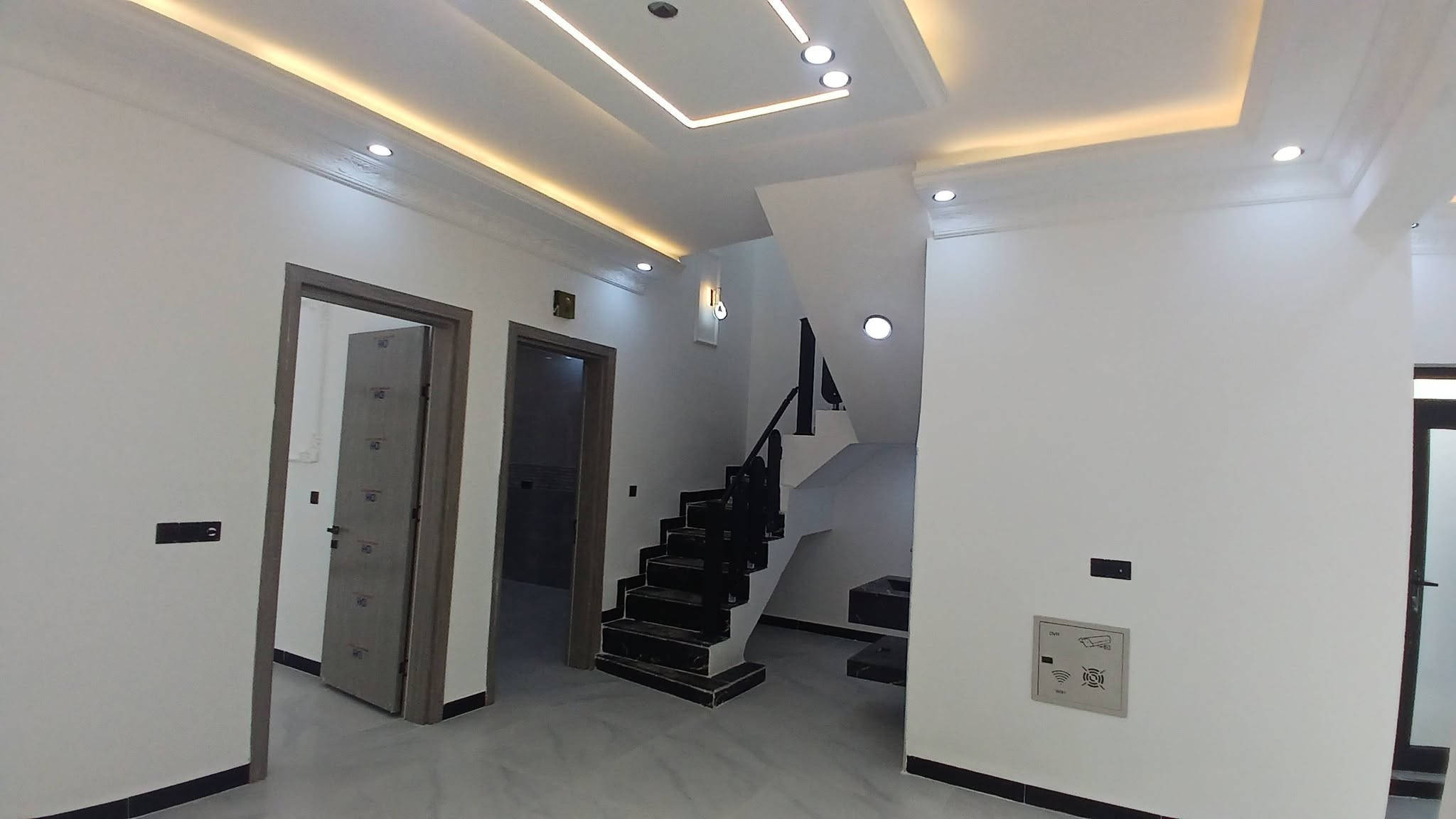 🏡 فرصة عقارية فاخرة | دار سكني فخم (زيرو) للبيع
📍 الموقع: تكريت – الديوم (منطقة التصنيع / بالقرب من شارع 30)
📐 المساحة: 150 م² (الواجهة 7.5 م × النزال 20 م)
✨ التفاصيل والمعالم المعمارية:
 * المساحات الداخلية: 4 غرف نوم واسعة | صالة استقبال فخمة | مطبخ بتصميم عصري
 * الخدمات والتجهيزات: 3 مجاميع صحية معلقة (نظام دفن) | أبواب داخلية تركية فاخرة
 * التشطيبات واللمسات الفنية: ديكورات سحب مغربي حديثة | سطح مكسو بالشتايكر المقاوم
 * المنظومة الأمنية: متكاملة ومجهزة بنظام كاميرات مراقبة حديث
📞 للتواصل والاستفسار:
 * ***********
 * ***********
🏢 مكتب أرض الأحلام للعقار
📍 تكريت – شارع الأربعين – بالقرب من فندق بلازا
🌐 نستقبل وعرض كافة العقارات (دور، أراضي، تجاري) في تكريت وجميع المحافظات.

نص مكتوب في الصور:
- أرض الأحلام للعقار
- ارض الأحلام للعقار