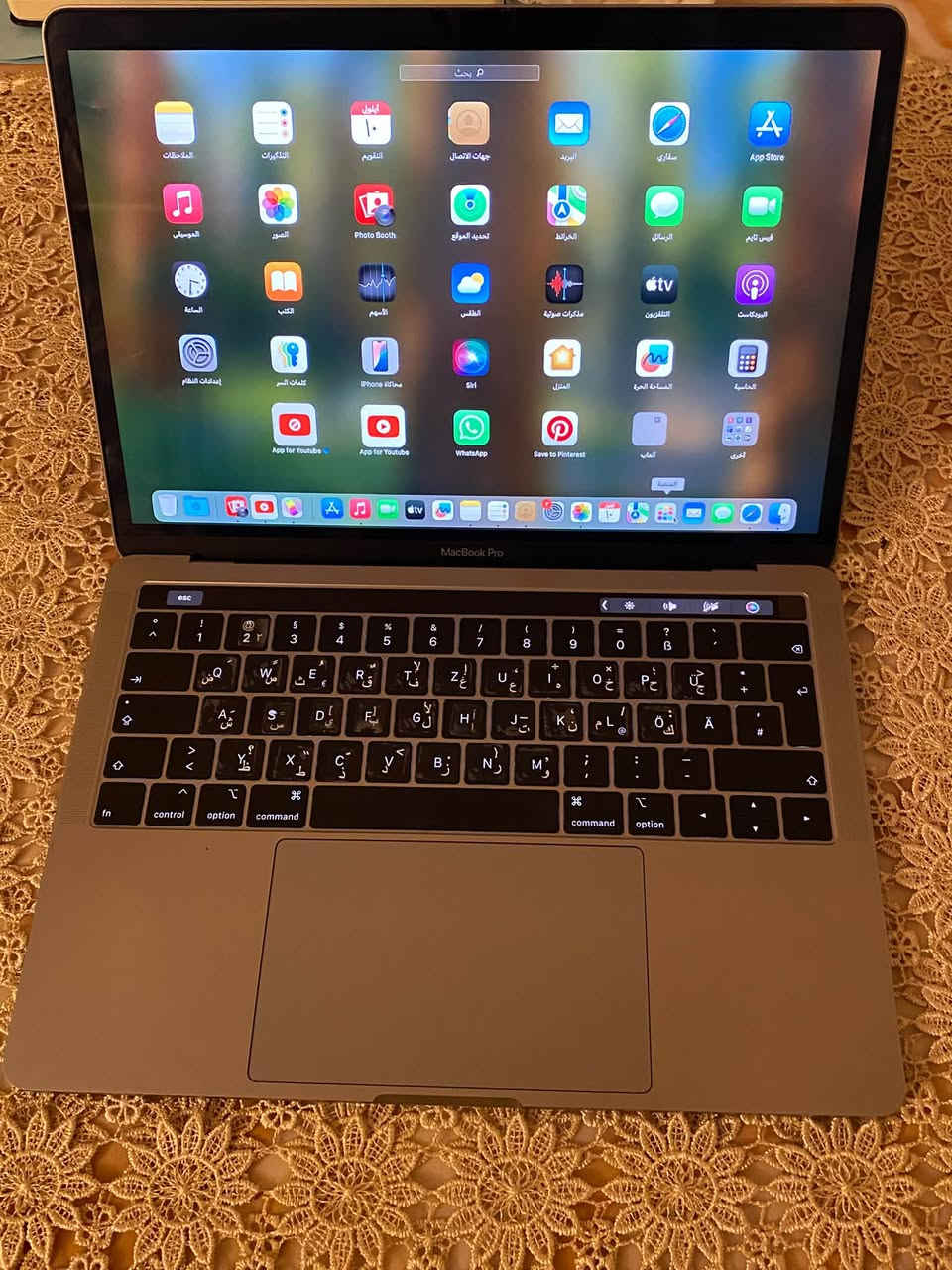Macbook pro 13in 2019 للبيع 
معالج i5 
شاشه سلم مسطحه 
كيبورد لمس siri
دبل سماعات صوت كلش قوي
نظام ios كامل 
بصمه اصبع وجه 
شحن تايبسي مو محوله 
وبعد بيها هواي مواصفات معروفه 
اخت الجديده الكيبورد بعده بلزكات 
وهواي سوالف سعرها 500 الف وبيها مجال بسيط مكاني بغداد العامريه رقم ***********
