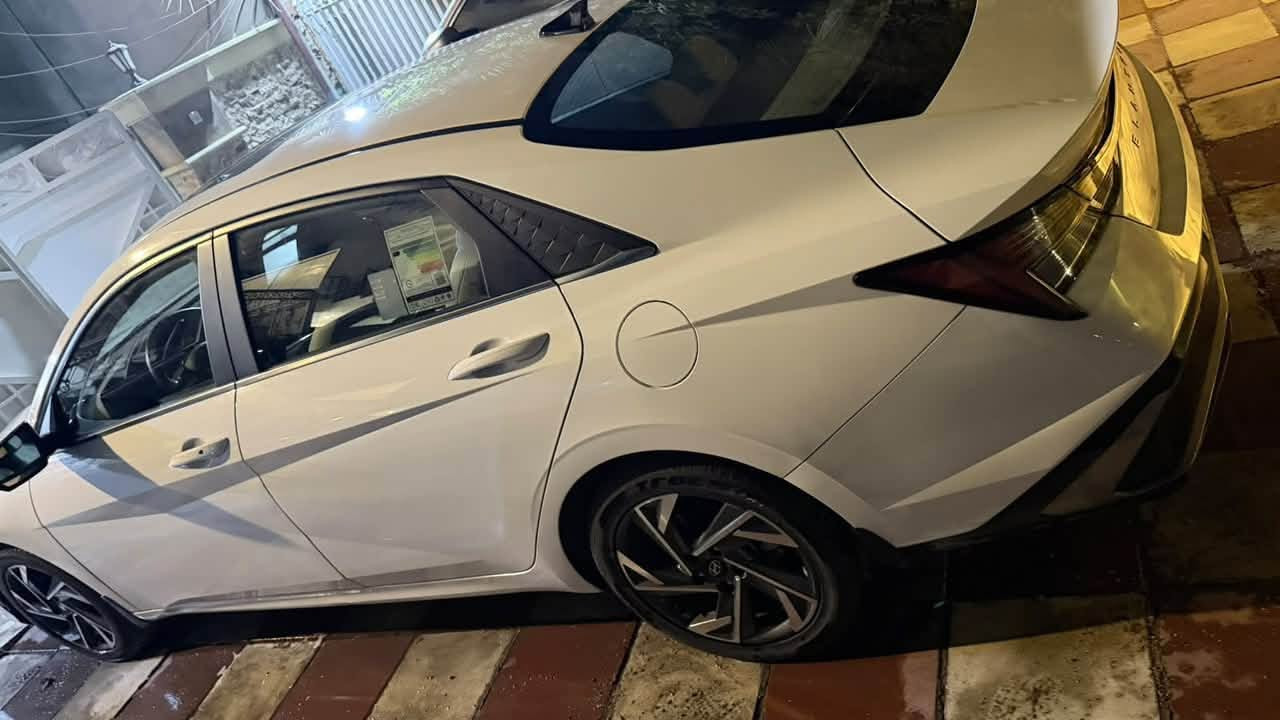 🤍 HYUNDAI ELANTRA 2024 | خليجي 🤍

🔥 إلنترا خليجي…
🚘 موديل 2024
💪 مكينة 2000 دوش
✨ فول مواصفات

🔥 المواصفات:
📱 Apple CarPlay + Android Auto
👋 ترحيب
🔑 تشغيل عن بُعد
📹 كامرة خلفية متحركة
💡 إضاءة LED
⚙️ أربع وضعيات قيادة
❄️ قطعتين تبريد
🌈 إنارة محيطية متغيرة عن طريق التلفون
📊 عداد ديجتال
🖥️ شاشة أعطال
🛞 سبير جديد غير مستخدم
📡 4 حساسات أمامية + 4 خلفية
🪞 مري قلاب
🌤️ سلايد روف
🅿️ Park View

🛠️ ملاحظة بسيطة:
بارد أسفل الباب الخلفي عكس السايق

🛡️ كير + مكينة + تبريد + حدادية صدر كفالة

💎 السيارة كلش نظيفة وتراي مال زيرو 🔥

📞 للاستفسار والتواصل:
***********
***********

📍 H7CAR للسيارات
▫️ بيع وشراء السيارات
▫️ عروض سيارات مميزة

📲 تابعونا على الإنستغرام
H7CAR

#H7CAR #Elantra #Elantra2024 #HyundaiElantra #النترا #النترا2024 #خليجي #فول_مواصفات #سيارات_العراق #سيارات_بغداد #للبيع

نص مكتوب في الصور:
- HZ CAR