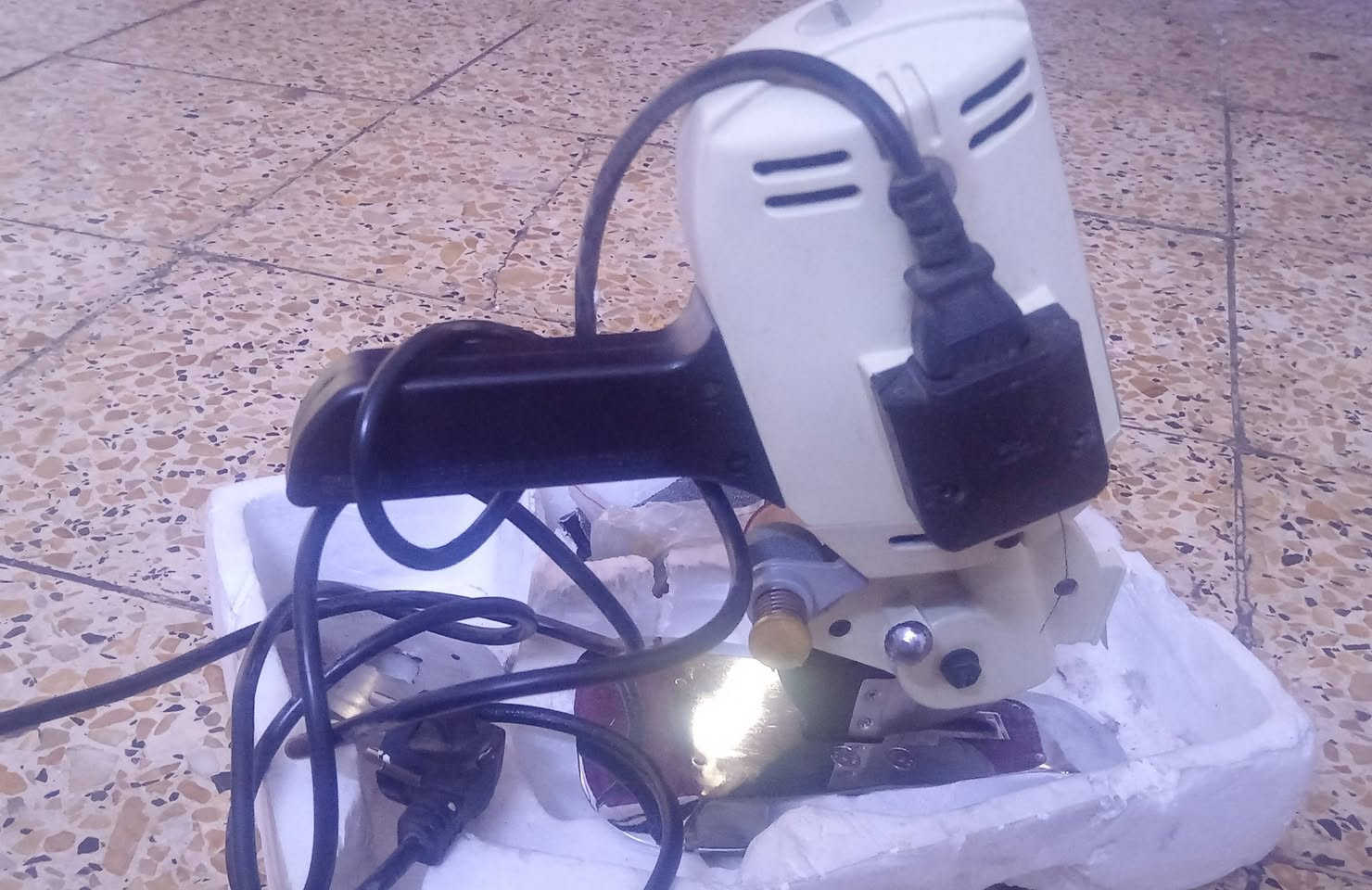 مقص قماش كهربائي جديد غير مستعمل السعر 75 وبي مجال ***********

