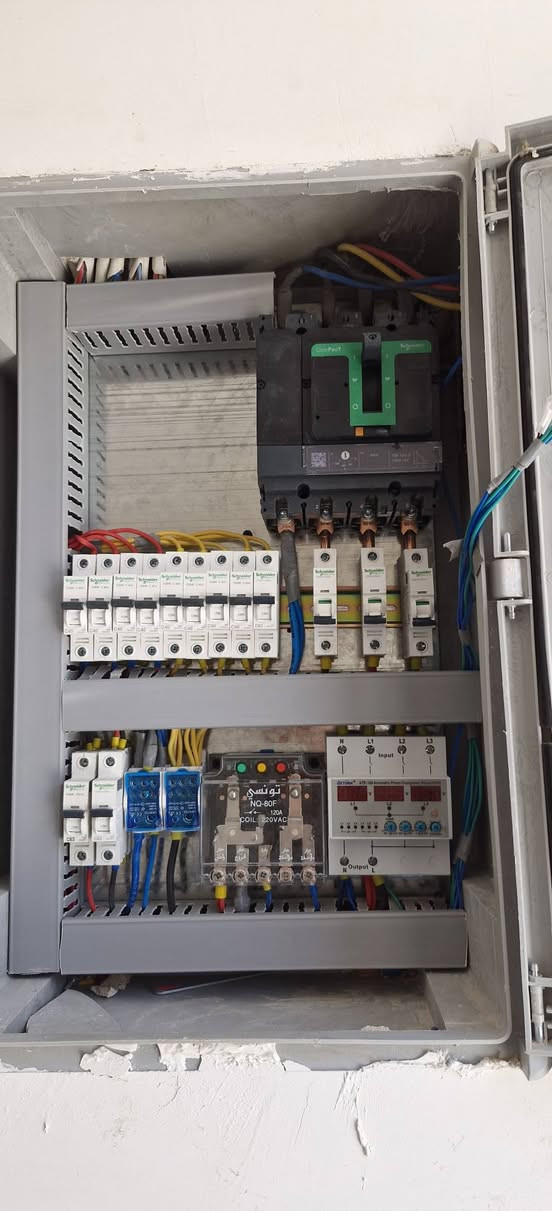مهندس كهرباء 
مستعد لتأسيسات الكهربائيها جميعها وعمل جميع البوردات والسراكت واعادة تئهيل البوردات القديمها وترتيبها 
وتصليح العطال 
*********** واتساب
***********
