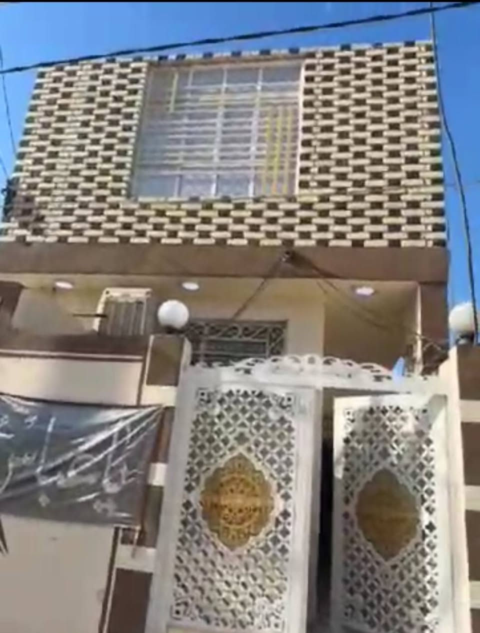 🏠 السلام عليكم ورحمة الله وبركاته
🔑 بيت للإيجار مؤثث بالكامل
✨ 100 متر – بيت جديد ونظيف
🏡 طابق واحد
📋 تفاصيل البيت:
• حمام خارجي
• مطبخ
• استقبال
• حمام داخلي
• غرفة نوم
• صالة
📍 الموقع: حي النداء – يم مدرسة الوردية ☑️
💰 سعر الإيجار الشهري: 400 ألف دينار
📸 تصوير البيت كامل متوفر
📲 للجادين، راسلني على الواتساب وأدزلك تصوير البيت كامل:
***********

نص مكتوب في الصور:
- مرحبًا بك في بيع وشراء عرصات النداء