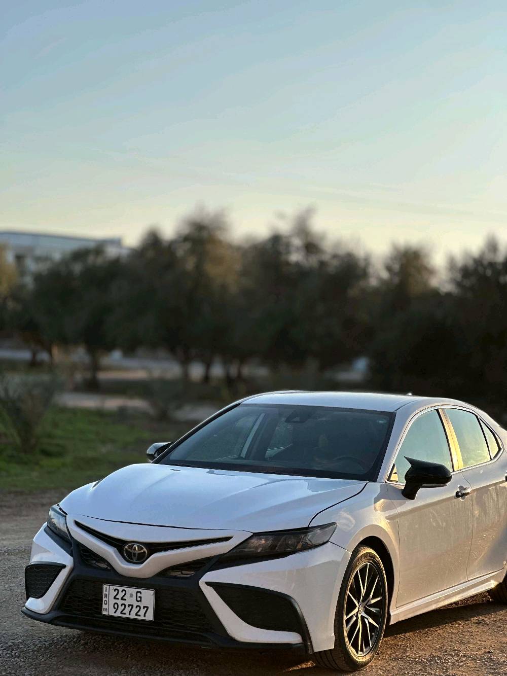 كامري 2023 اس اي نصف والمواصفات للبيع وارد امريكي والضرر شبر بالجامله الامامي