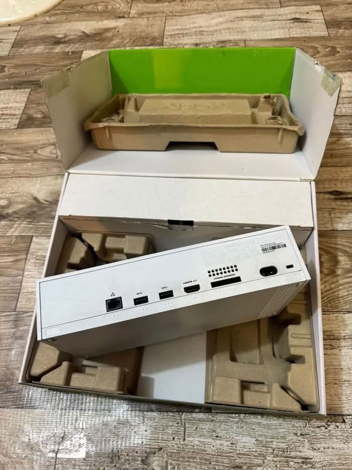 Xbox سيريس اس للبيع نضيف سعر 425 الف ***********
