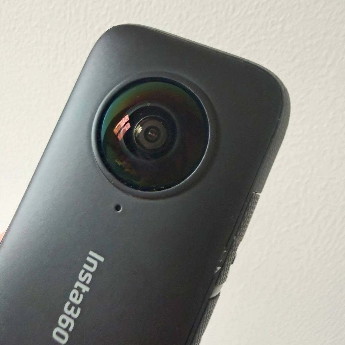 كاميرا الحركة Insta360 X2 بدقة 5.7K بزاوية 360 درجة، بحالة ممتازة مع حقيبة وكابل شحن اصلي هاتف *********** 