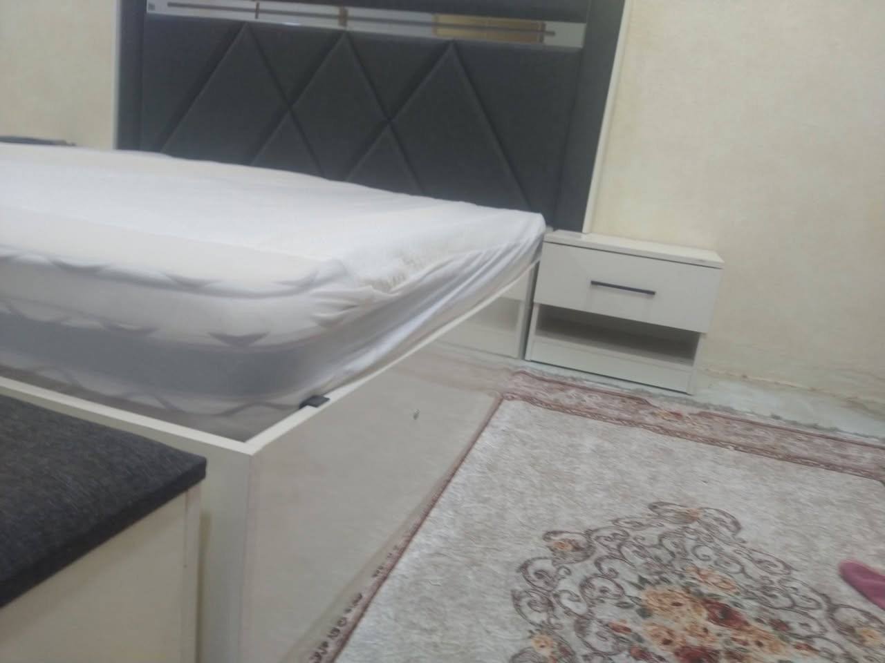 غرفة نوم تركي جديدة غير مستعملة فقط مشدودة  بعدها بتراب الشد متكونة من 10قطع ثقيلة جدا بيها مخزن بالسرير وبيها انارة مع دوشك جديد طبي غير مستعمل أريد ابيعها لغرض الانتقال لغير بيت ..بيع مستعجل السعر مليون و650وبيها مجال وهذا رقم الهاتف  ***********
