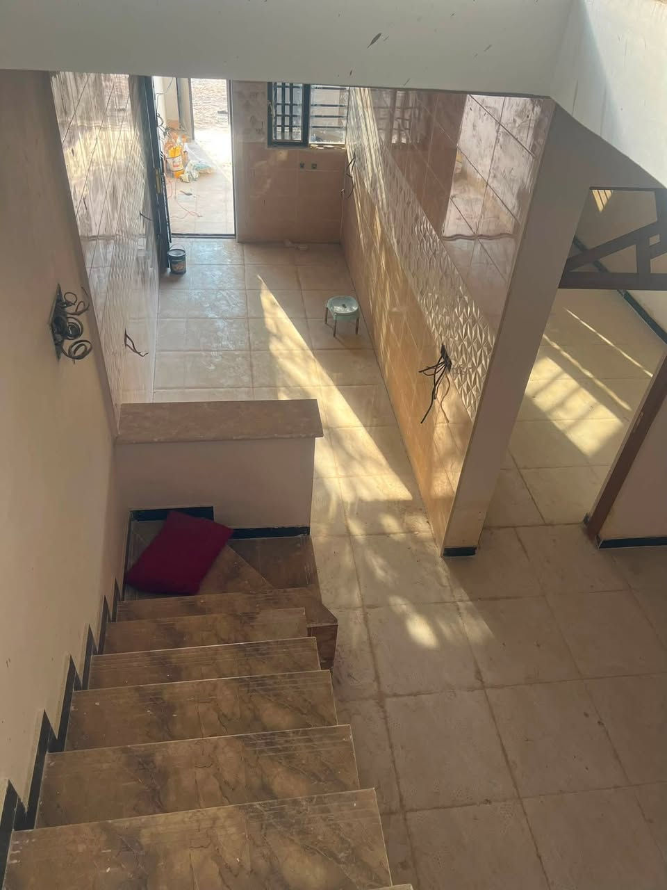 تحية طيبة ،،

#دار سكن طابو زراعي للبيع  ،،

الموقع / حواس شارع الحسينية 

المساحة / ١٣٠ متر { قريب جدا من الشارع العام }

#بناء جديد طابق واحد نقص تقفيلات كهربائية

ومحجر الدرج ( بناء بلوك ) 

#السعر /٥٢ مليون وبي مجال 

☎️للاستفسار الاتصال بالارقام التالية ☎️

📞 *********** / *********** 📞
