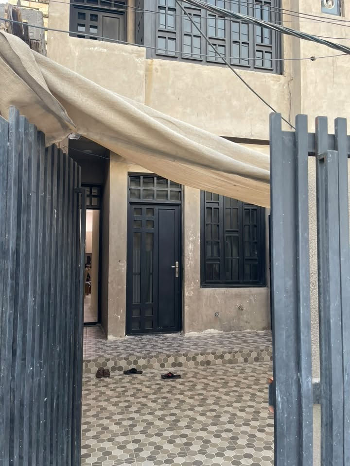 مشتمل للبيع بناء درجة اولئ 50متر واقع حال 72 متر طابقين ونص 3 غرف نوم و 3 حمامات وكراج كبير واستقبال ومطبخ العنوان الشعب شارع الصحه حي الكوثر الزراعي شارع 20 شبه تجاري قرب انشائية إبراهيم ومقابل مخبز الولايه 
رقمي ***********
