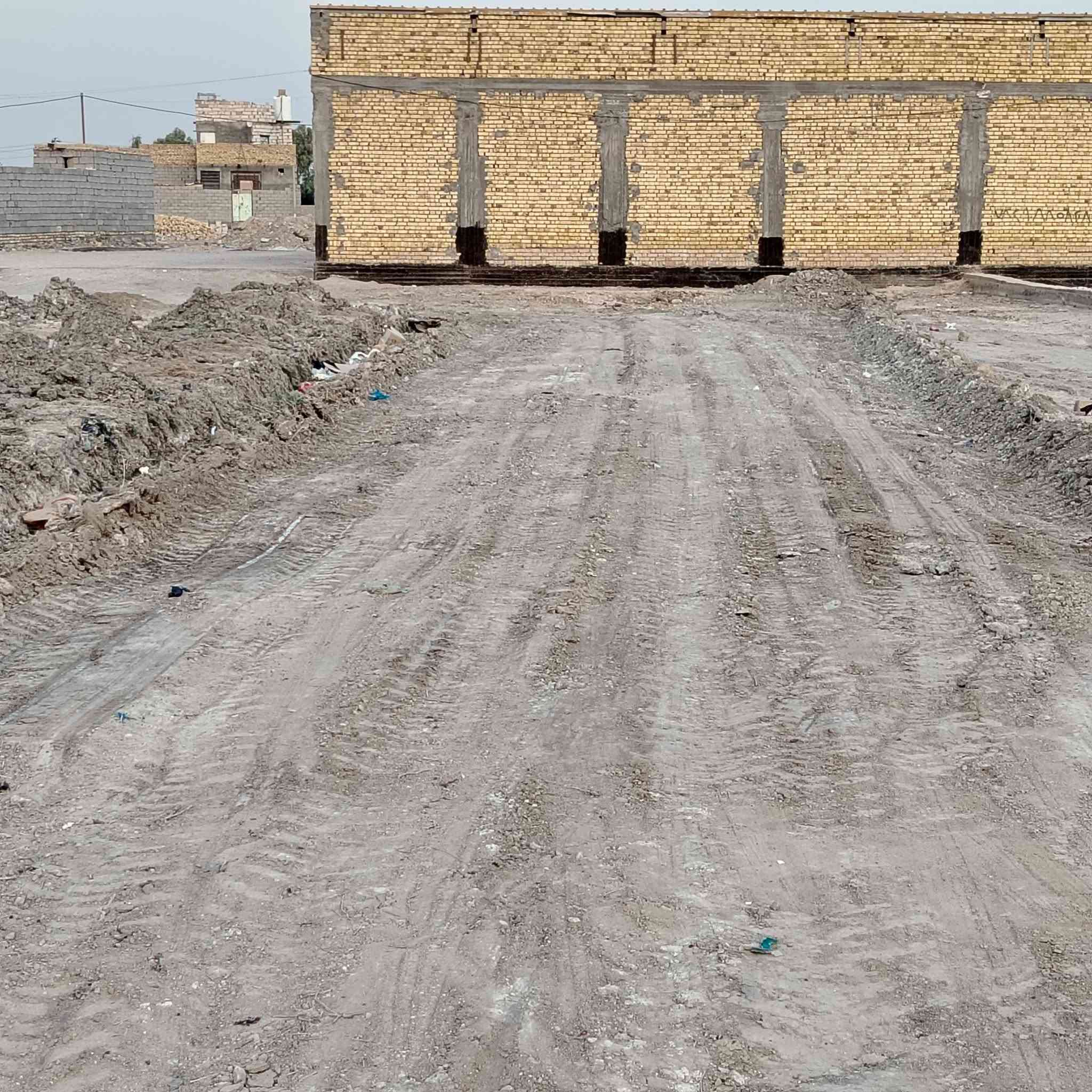 ارض زراعيه با العكر الشرقي خلف محطة مال القطار المصب الشرقي مساحه 190 فرب مزرعت حجي مرتضئ
السعر 
 5 وبيه مجال بصيط 
***********
