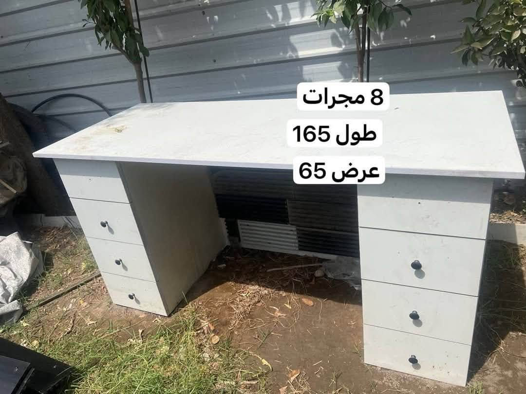 سلام عليكم 
ميز مكتبي نضيف شبه جديد  و رفوف 
سعر 300 الف قابل للتفاوض
المكان الشرطة الرابعة
***********
