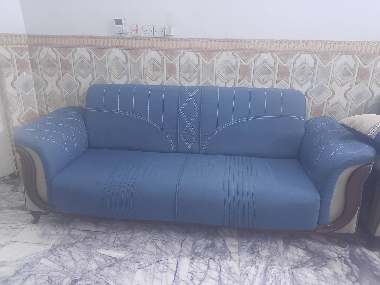 إذا تدور على الأناقة + الراحة + الترتيب، هاي القنافات اختيارك المثالي 🤍🛋️
🔥 تصميم راقي
🔥 قعدة مريحة
🔥 خياطة وتفاصيل مرتبة
🔥 شكل يليق بالمجالس والضيوف
غيّر شكل صالتك بلمسة فخامة 👑
📩 للسعر 600 
لتواصل ***********
