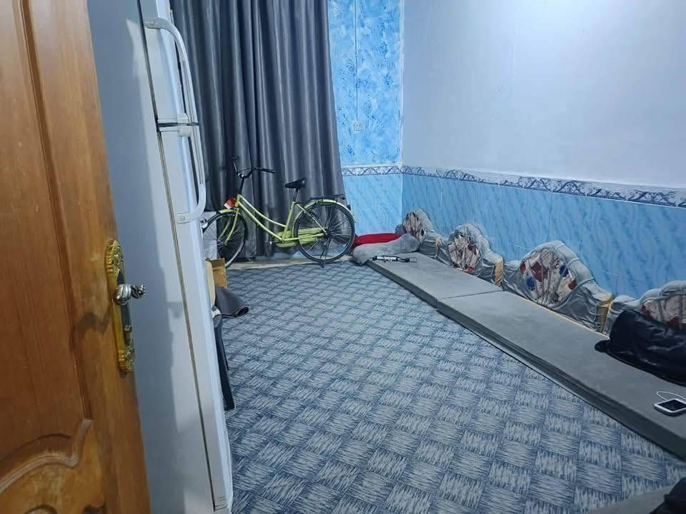 للبيع بيت 100 متر طابو صرف شارع 10 متر الشريط قطاع 73 حي ميسان يحتوي على غرفة و صالة و مطبخ و استقبال و صحيات السعر 115 وبي مجال للاستفسار اتصل ***********
