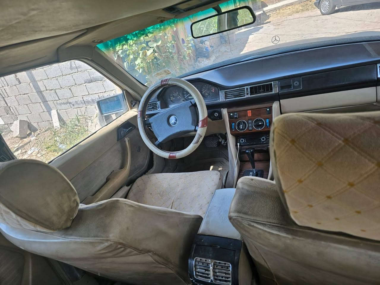 مارسدس دب 300 رقم بغداد الماني بأسمي
 محرك 3000 VVT رياضي فيشه وبطل اسود 
سياره عضمته قوه ما معمره 
صبغه بلادي 
تبريد ملك 
حداديه 90% 
كهربائيات كامله
مكان. / بابل الشوملي 
السعر. / 45 ورقه مع مجال بسيط 
تحياتي.
