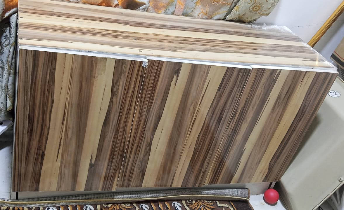 اثاث بيت للبيع مستعجل الكاونتر 100الحجله15السرير يصير كاروك ب60الميز الابيض70الميز القهوائي30الميز الابيض عندي اثنين منهم بدون بيبان
