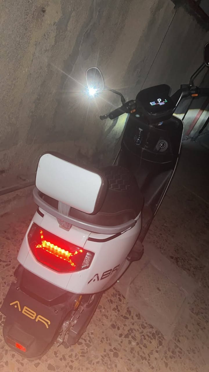 سلام عليكم دراجه ABR استعمال بسيط من الشغل للبيت
تايرات جديدة البارحه بدلتهن  بطاريات جديدة 
مابيها اي نواقص حتر المطرية مالتها موجودة 
محرك 2000 واط
6بطاريات 72فولت
مكان بغداد/البنوك
***********
