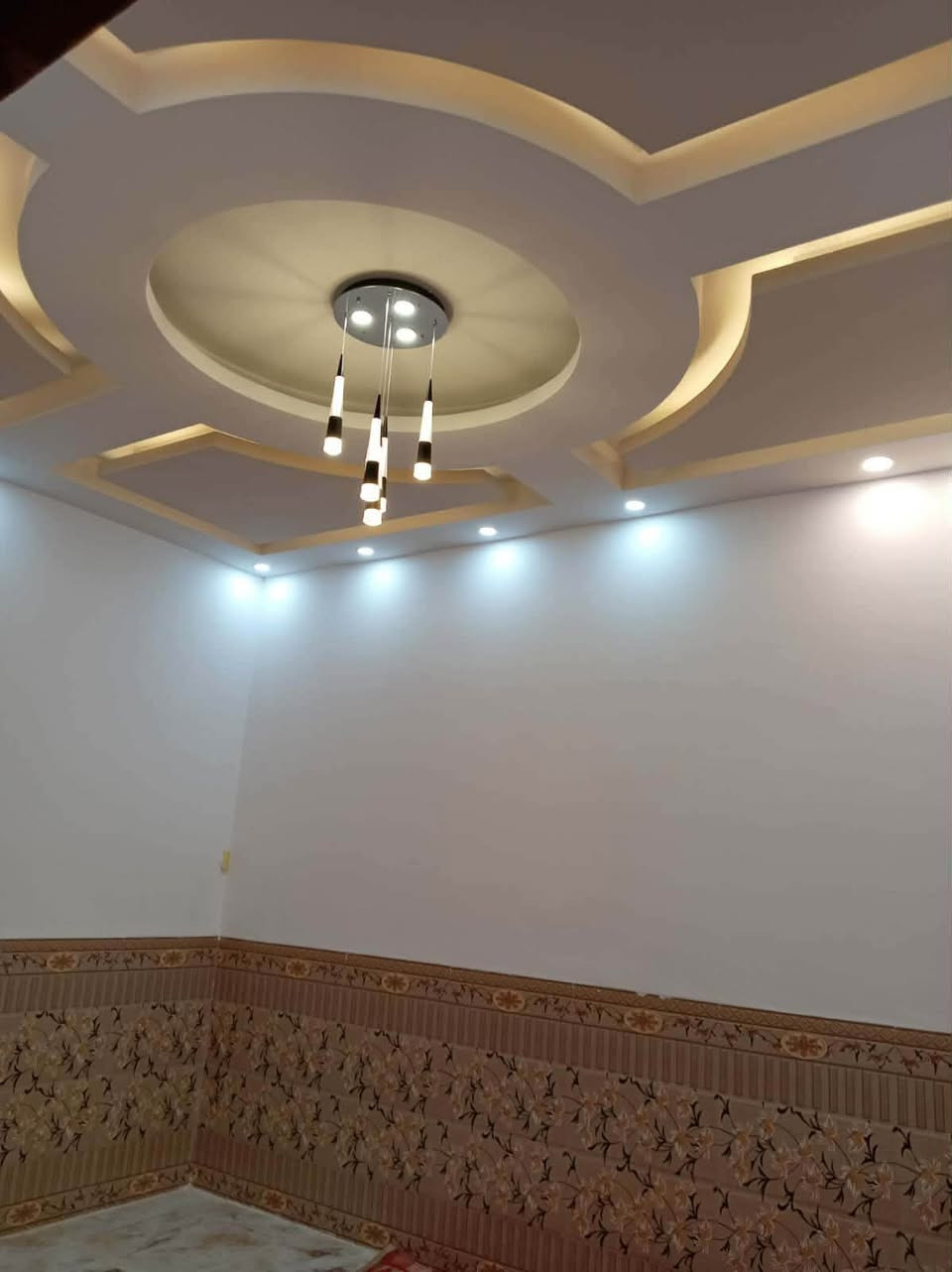 السلام عليكم
عندي بيت بحي النداء لرهن

100متر طابقين على ساحه

بدايه شارع المجمعات قرب 

مندي زمزم مبلغ الرهن 28مليون

مده سنه وقابل لتجديد 

مطلوب عائله صغيره متكونه من 3 نفرات

*********** 
***********
الاستفسار على هاذهي الارقام
