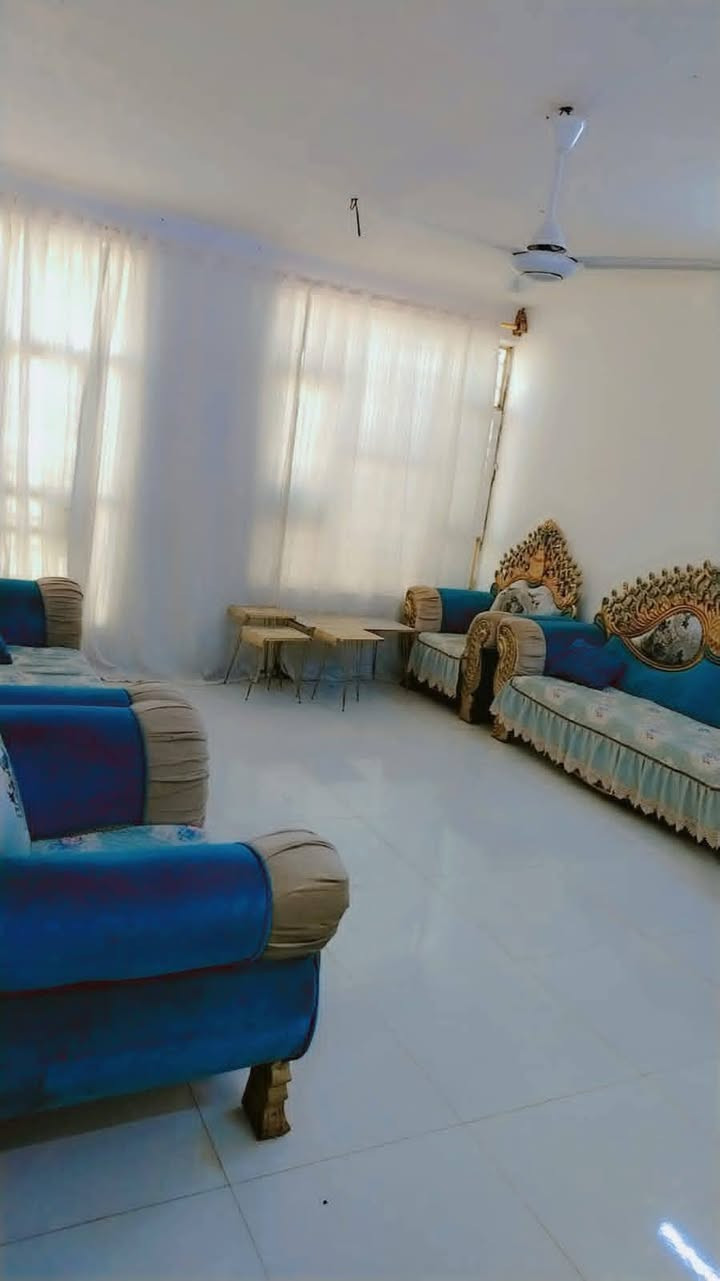 البيت للبيع بسبب الوعود الكاذبه اعيد النشر
السعر  65 مع  الاثاث مع مجال للتفاوض او بدون أثاث  

البيت يحتوي على غرفة النوم واستقبال وصالتين وحده ناقصها بس ضلع اصير غرفه منورين  حمام وتوليت داخلي وخارجي سطحين وبيتونه كلش جبيره للبيع مع الاثاث المساحه 150 سند 25 جسر ديالى السده  قرب أسواق العائله او طرشي الباخره نزلت الجحايله كامل مي كهرباء الاستفسار أكثر الاتصال *********** جسر ديالى
البيت للبيع مع الاثاث ***********
