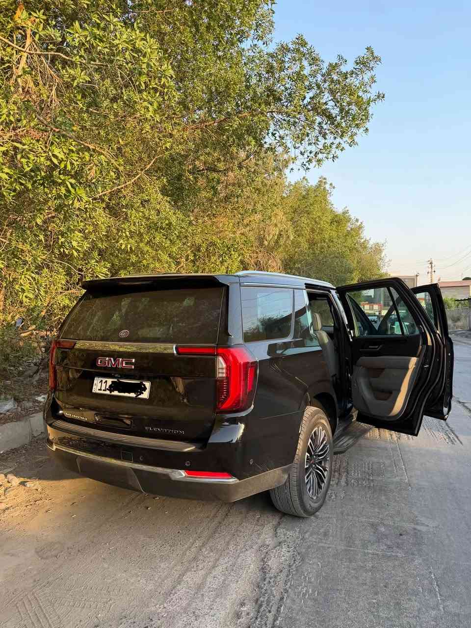 سلام عليكم
جمسي يوكن الفيشن 2025 
ا GMC Yukon ELEVATION 2025 

مكفوله كفاله عامه
مغلفة ppf 
 خليجي وكالة المنصور 
 ماشيه 21 الف الف كيلومتر  

 موديل 2025

 حجم المحرك 5.3 V8 

 مفتاح التشغيل بصمة  

 تشغيل عن بعد 

 دفع ثنائي RWD

حساسات أمامية 

حساسات خلفية 

لايت زينون + LED 

 دخول بصمة ذكي 

 حجم الاطار R20 

 اشارة في المرايا الجانبية وكهرباء 
 ا ABS 

 دشبول شاشة ديجيتال 

 شاشة Apple Car play 

 سماعات سستم صوت شركه BOSE

 كاميرا دوارة 
لانارة الداخلية LED  

 مثبت السرعة Cruise 
 المودات والاوامر الصوتية 
 ا Bluetooth / T YPCE 

مخرج منفذ الطاقة 

السياره بعدها بحاله الزيرو

رقم بغداد بأسمي 

مكان السياره بغداد شارع فلسطين

واي استفسار ***********
