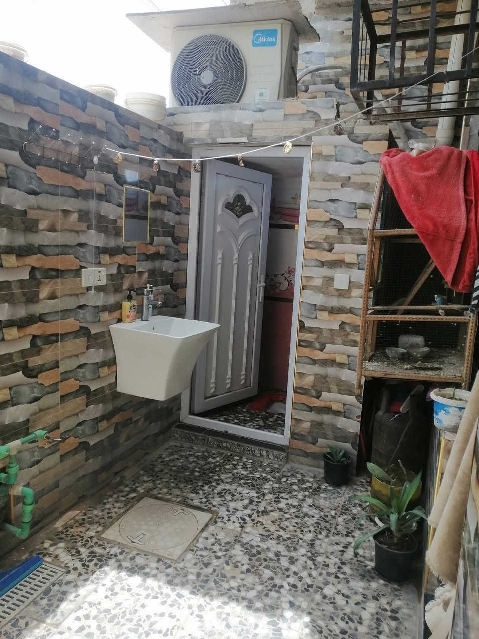السلام عليكم بيت بحي الزهراء بل 150 رابع فرع عن شارع العام ثاني بيت  مساحه 75مقابيل افران سيد واسواق السيد بصف العماره مبينه عدكم بل صوره بيت كله جديد قبل   البيت اساس رفت طابوك درجه اوله مسلح سيراميك البيت كله درجه اوله يحتوي استقبال وممر وصاله ودرج مرمر محجر الميوم وبيوتنه جبيره كلش علئ كد الصاله وغرفه جبيره ومنور وحمام تواليت داخلي تواليت خارجي البيت ماصورته كله لان البيت جديد بل حقيقه احلئ من الصوره سطحين بي السعر 55وبي مجال الرقك ***********
