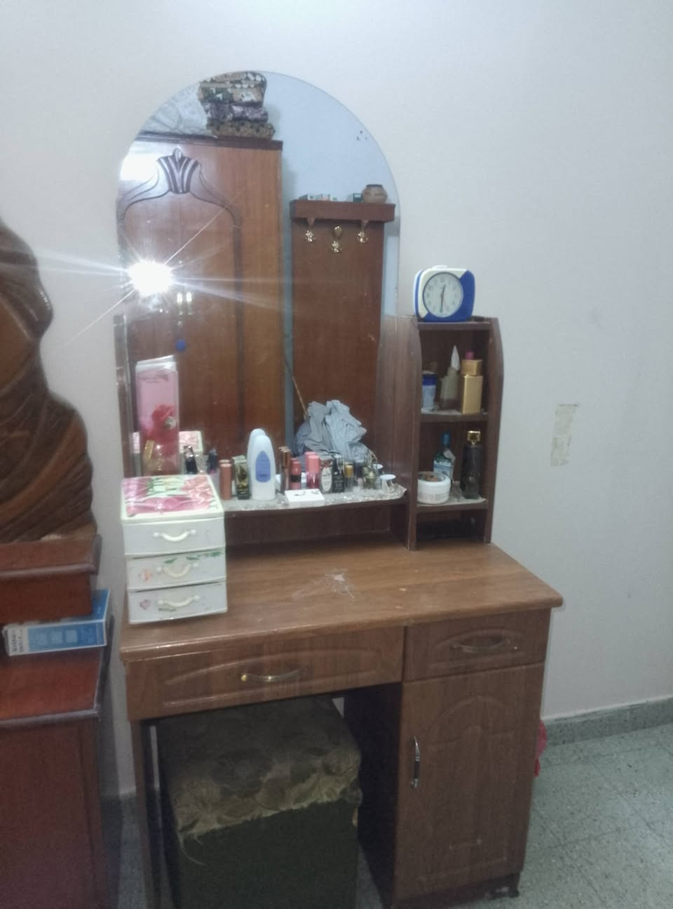 سلام عليكم عندي غرفة نوم للبيع سوكية حلوة نضيفة كنتور 6 بوب وزاوية وميز تواليت السعر 500 وبيها مجال الستفسار اتصال علة الرقم ***********
