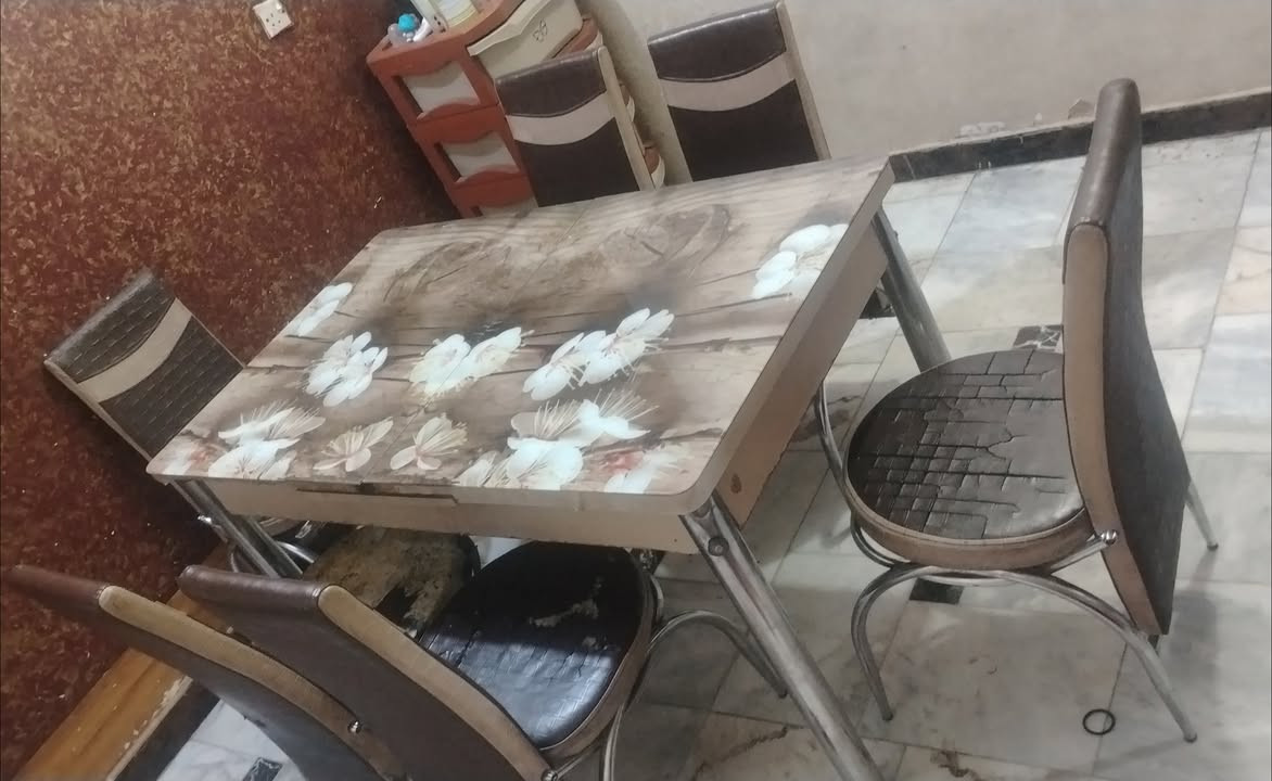 ميز طعام للبيع يحتاج ضب كراسي ودوشمة الكراسي سعر شراء 150  الف سعر البيع 70  مكان بغداد جميلة الميز يتكبر ويتصغر ***********
