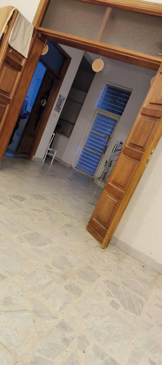 دار للبيع مساحه ١٠٠ م مربع ركن في حي الاساتذة دور النفط مقابل حديقة  عامه تحتوي على اربع غرف نوم اصاله واستقبال ومطبخ وصحيات للاستفسار الاتصال وات ساب  *********** والاتصال   ***********
