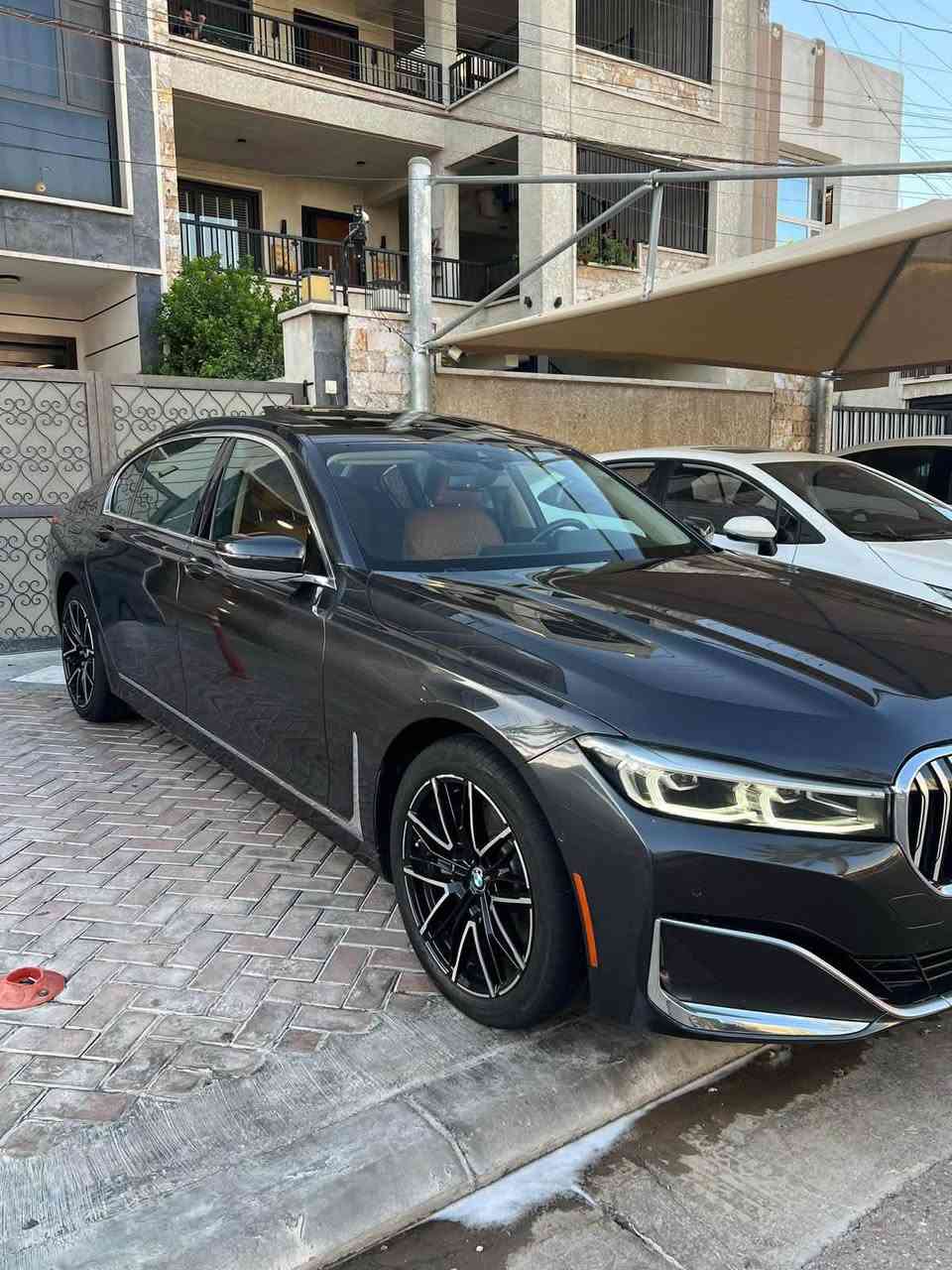 السلام عليكم بي ام ٢٠٢٢ 740i
حادثهة موجود بلصور ماشيه ٩١ الف كيلو 
بيه بابين كلير من امريكا 
السعر ٣٥ وبيهة مجال 
***********
