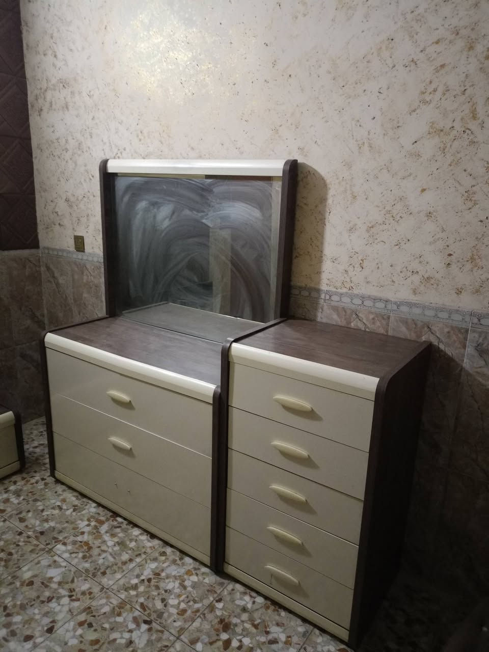 غرفه تركيا ام الصيوان نضافه 80 بلميه السعر 800 الف أو بيهه مجال التواصل الاتصال على الرقم ***********
