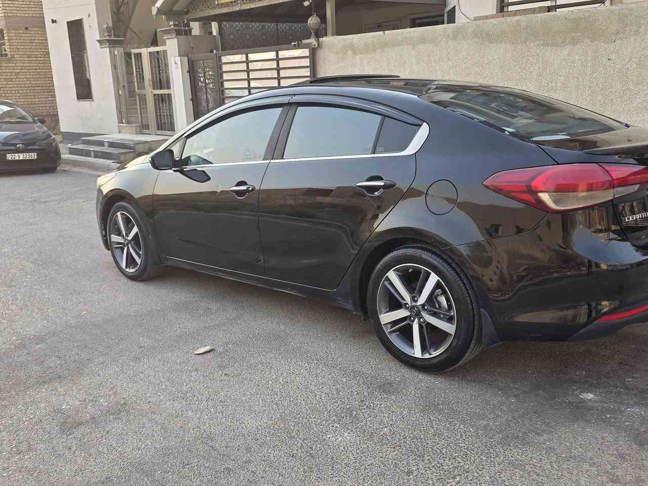 بسعر مناسب جدا 🚗 كيا سيراتو 2017 VIP خليجي للبيع
مواصفات السيارة:
موديل 2017 – فئة VIP(إيراني) 
(فول مواصفات وكالة)
محرك 2000 سي سي مع وضعية Sport
رقم أربيل الجديد باسمي 
بصمة تشغيل وبصمة للأبواب والصندوق
فتحة سقف (Sunroof)
تبريد أمامي وخلفي
مقاعد جلد
كرسي السائق كهربائي مع حفظ الوضعيات
تدفئة وتبريد للمقاعد الأمامية
تدفئة للمقاعد الخلفية
تدفئة للمقود
شفتات خلف المقود
تحكم كامل بالمقود
ثلاث وضعيات قيادة: Eco / Normal / Sport
10 وسائد هوائية
إنارة زينون أمامية مع LED نهاري وخلفي
حساسات أمامية وخلفية
كاميرا خلفية
نظام النقطة العمياء (Blind Spot)
تنبيه حركة المرور الخلفية عند الرجوع
نظام الثبات الإلكتروني (ABS + EBD + مانع الانزلاق)
حساسات ضغط الإطارات
نظام الترحيب عند الاقتراب من السيارة
شاشة معلومات وكشف أعطال
السيارة نظيفة وجاهزة.
للتواصل ☎️ 
***********
