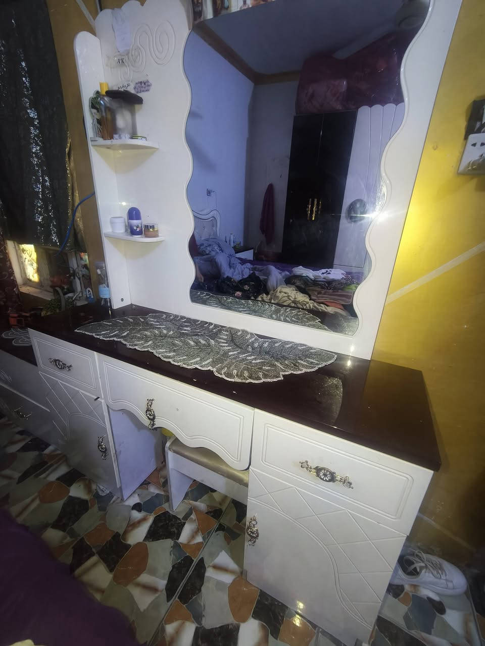 غرفة تركي نضيفة كنتور ٨ باب زاوية ميز بلازمة ميز تواليت كومديات ٢ جرباية بيها صندوق تخزين سعر ٨٠٠  بيها مجال مكاني بغداد ***********
