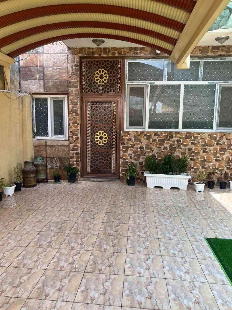 السلام عليكم
دار للبيع مساحة 200 متر 
طابو زراعي سند 25 
بناء 2014 
طابقين 
يحتوي على 2 غرف نوم في الطابق الاول 
مجمع صحيات 
استقبال 
مطبخ بارد + حار 
كراج يتسع سيارتين
صحيات خارجيه
الطابق الثاني :
هول 
غرف عدد 2 
سطح عالي + ناصي
عنوان الدار 
حله / حي البكرلي / جامع سلمان المحمدي / فرع السادة البوعنه فرع الصورة
السعر 145 وبي مجال للشراي
***********
