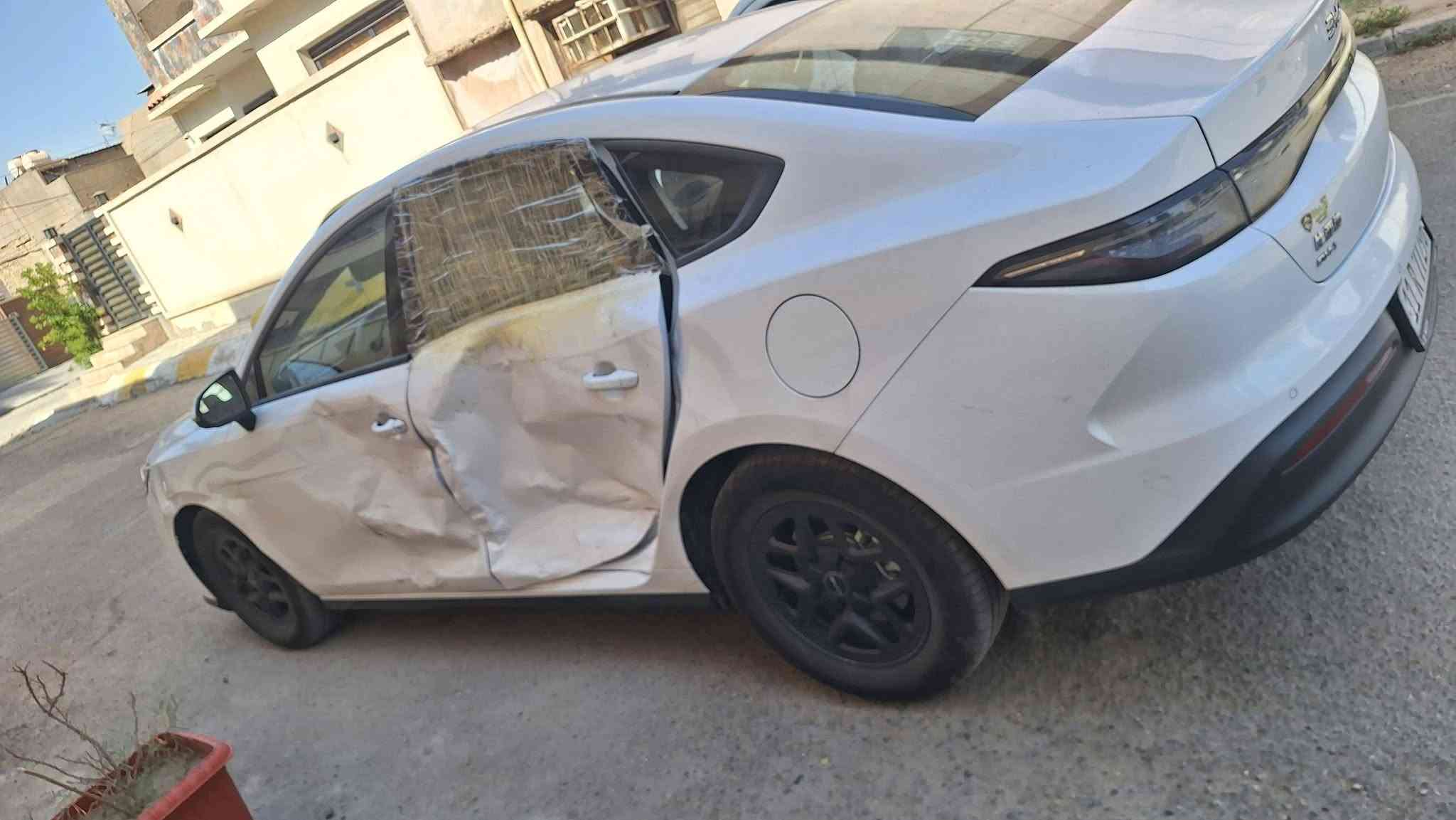 سيارة سيل 5 قطعت مسافة 9 آلاف كيلومتر، وتوجد بها ضربة في جهة السائق والأبواب. السيارة مسجلة باسمي وقد استلمتها من الشركة منذ 5 أشهر، والحمد لله على كل حال. السعر المطلوب 16 مليون و800 ألف دينار، ورقم هاتفي هو ***********.
