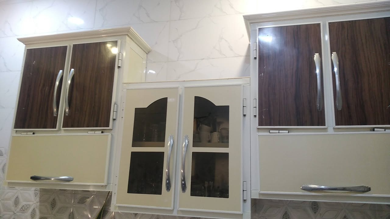 كاونترات المنيوم نظيف جدا مرمر والمنيوم نظيف جدا ملحق عرضه مترين ونص والسنك مترين والكاونتر مترين الارضي للاستفسار على هذا الرقم ***********
